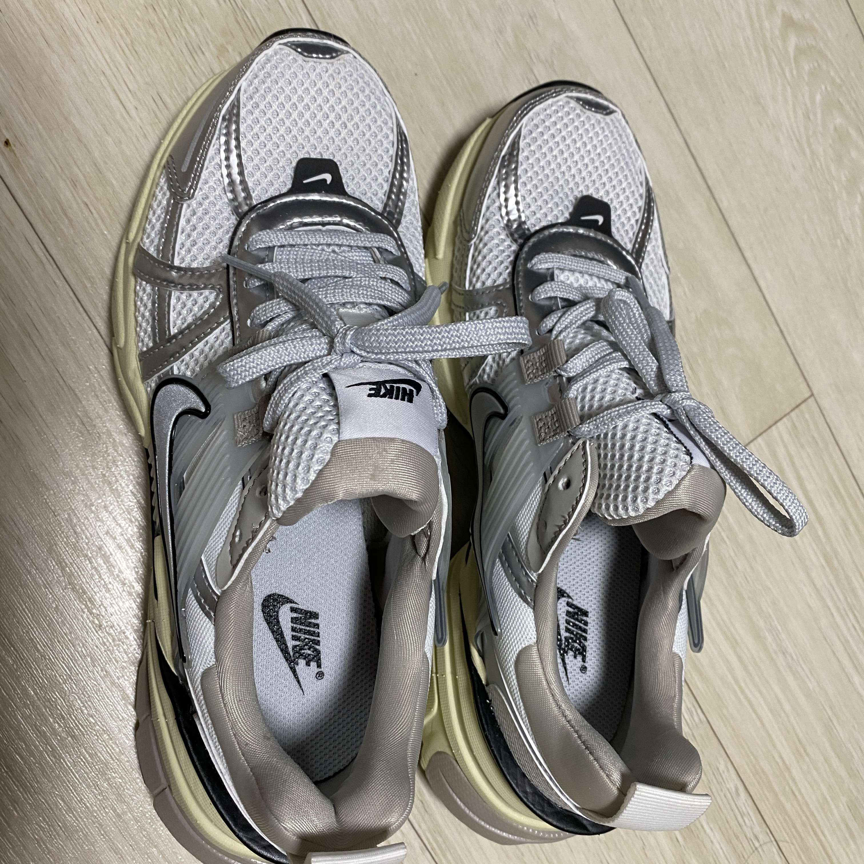 Nike V2K Run Summit White Metallic Silver 착용 스타일