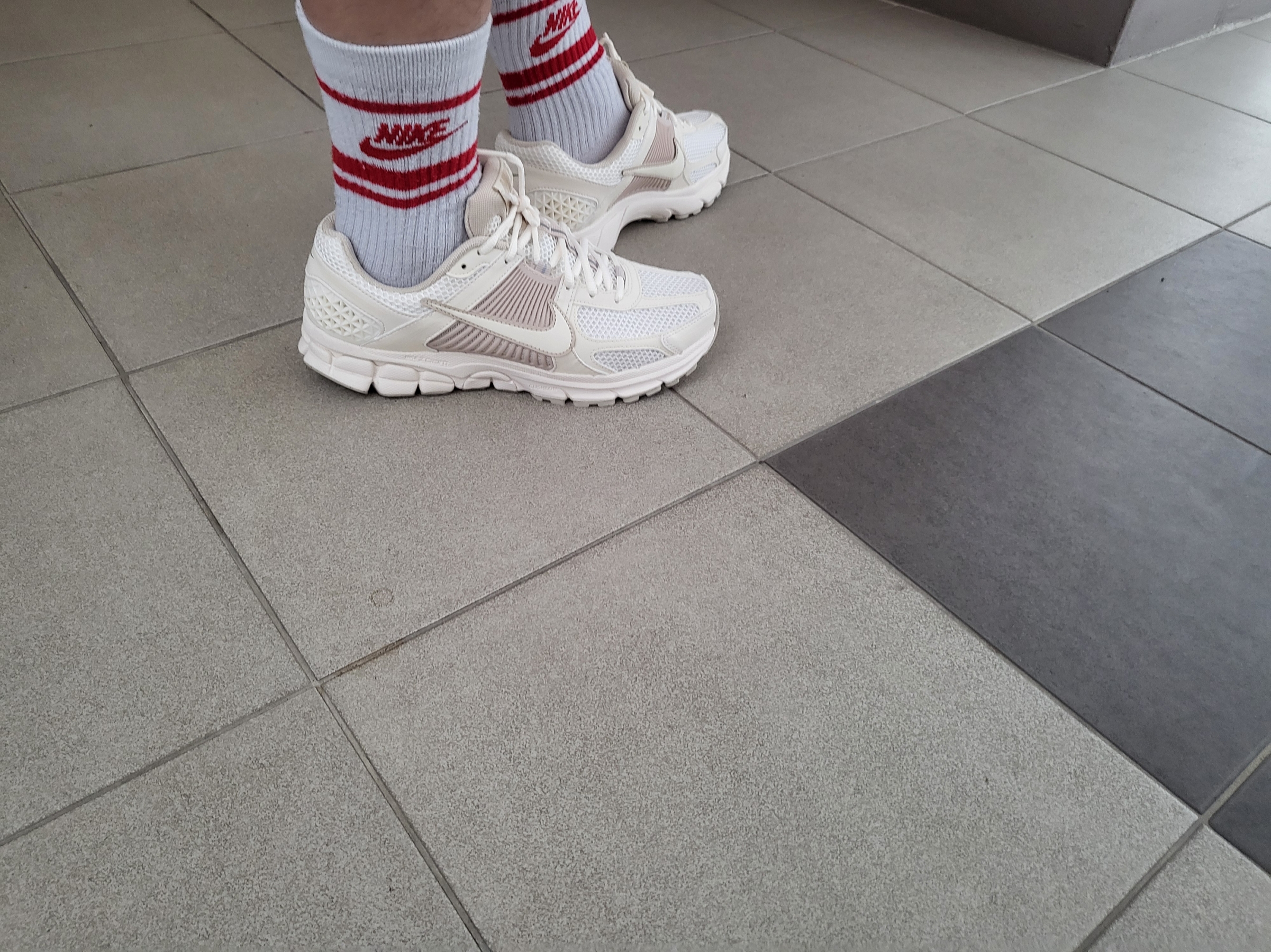 (W) Nike Zoom Vomero 5 Pale Ivory Sanddrift 착용 스타일