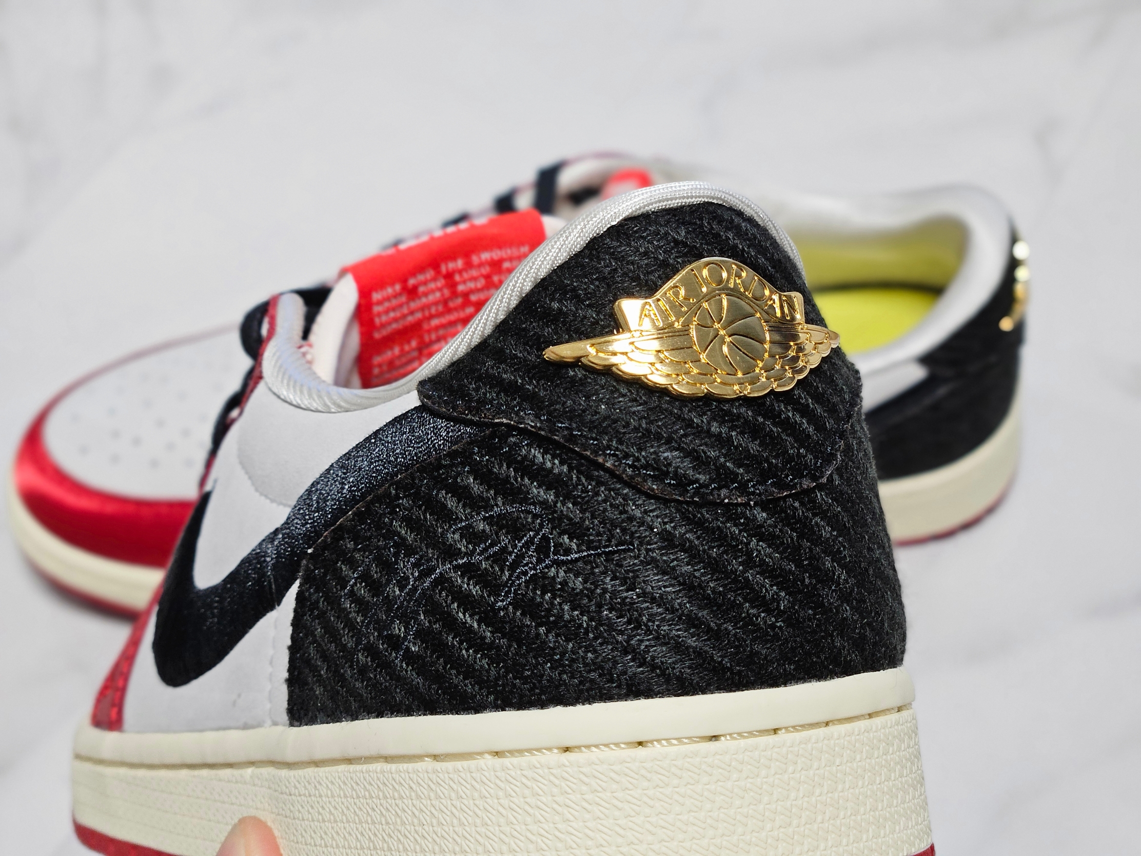Jordan 1 x Trophy Room Retro Low OG SP Sail Varsity Red 착용 스타일 - 3