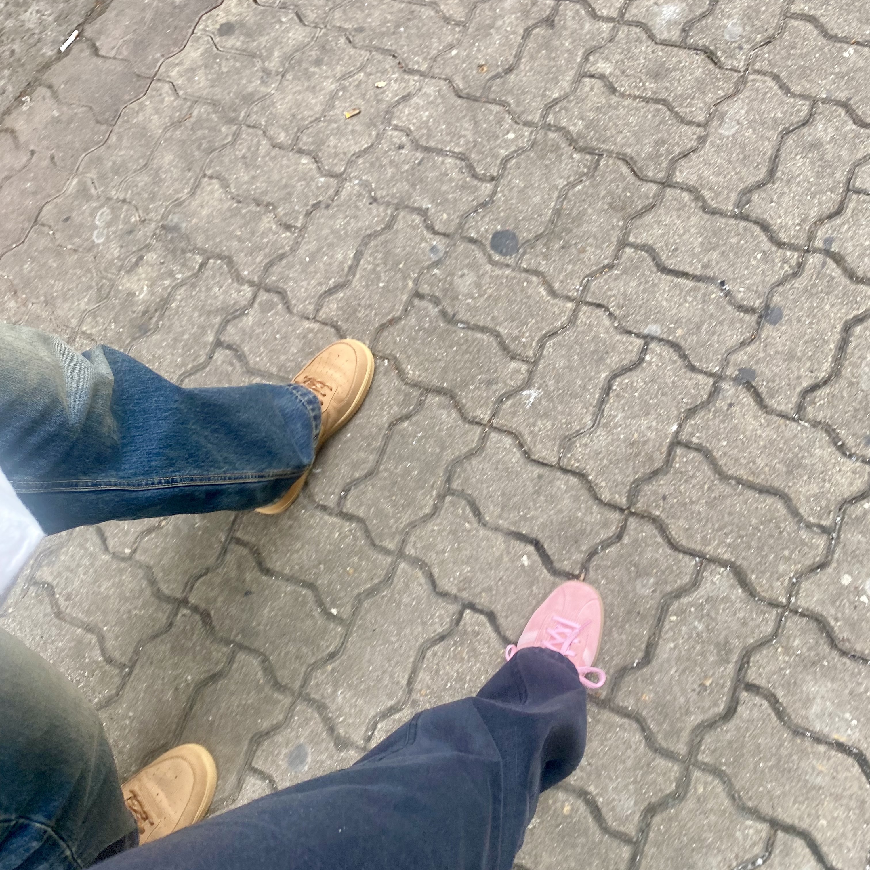 Adidas Bermuda Glow Pink, Nike Air Force 1 '07 WB Flax 착용 스타일