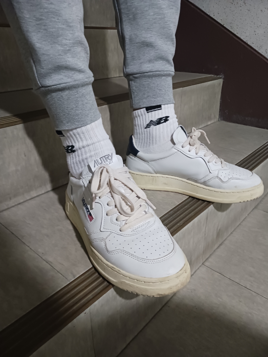 Autry Medalist Low Leather Sneakers White Black, Nike NSW Tech Fleece Jogger Dark Grey Heather - Asia 착용 스타일 - 2