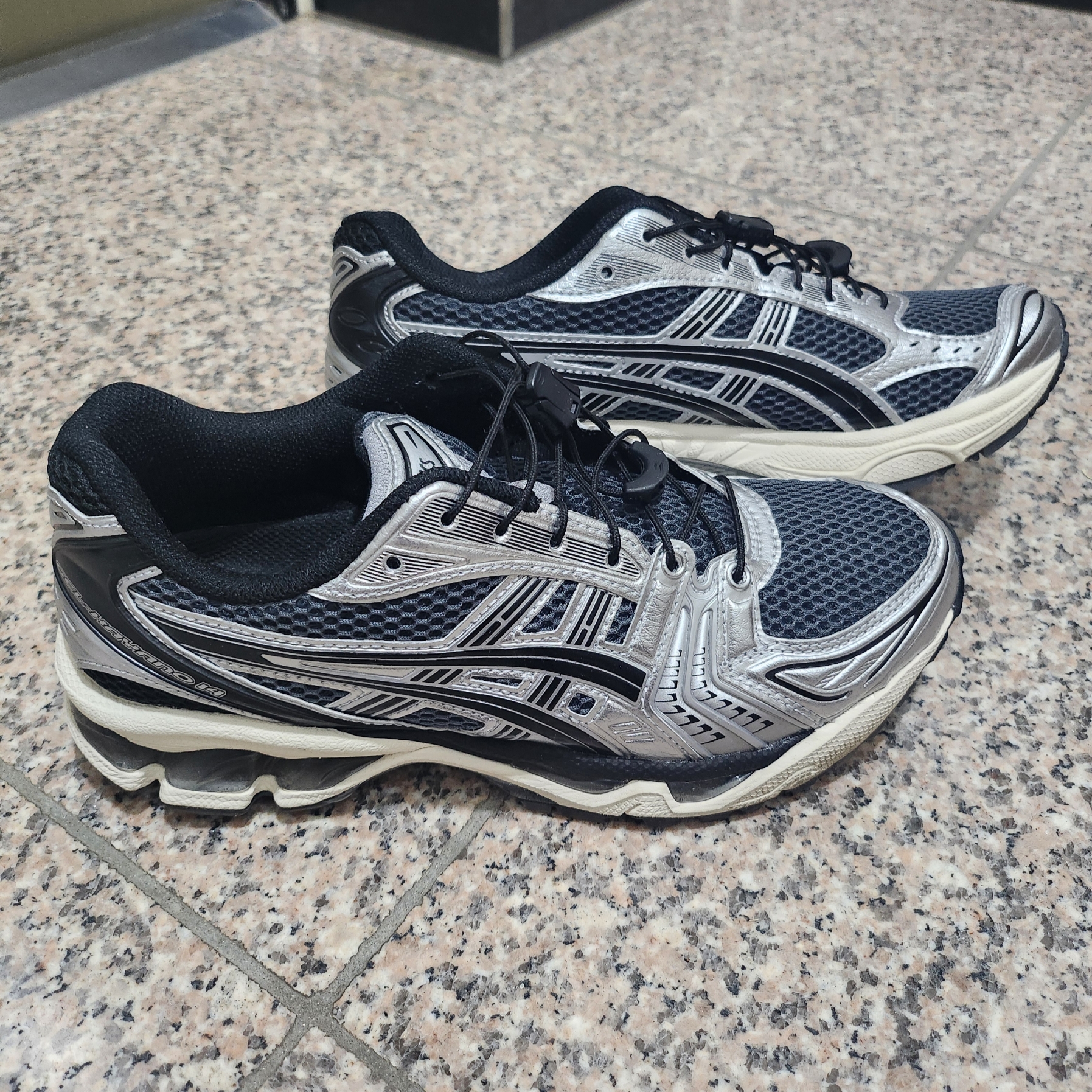 Asics Unlimited Gel-Kayano 14 Carrier Grey Black 착용 스타일 - 2