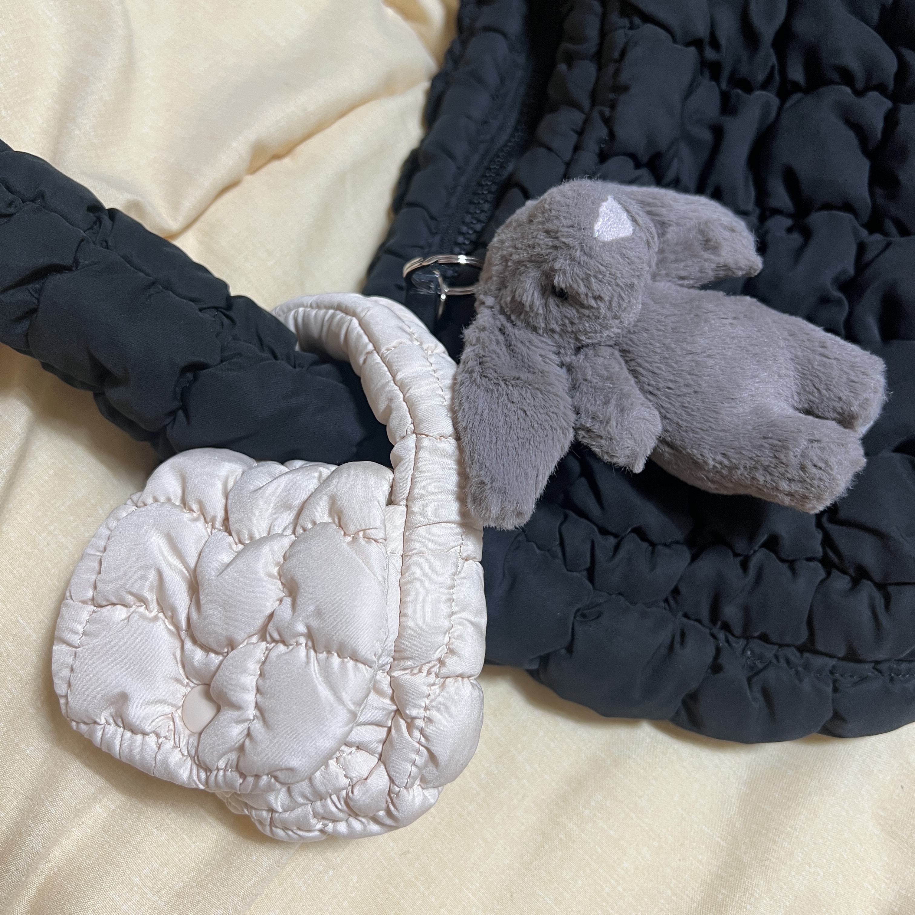 COS Quilted Nano Bag Beige, Jellycat Bashful Bunny Truffle Bag Charm Brown 착용 스타일