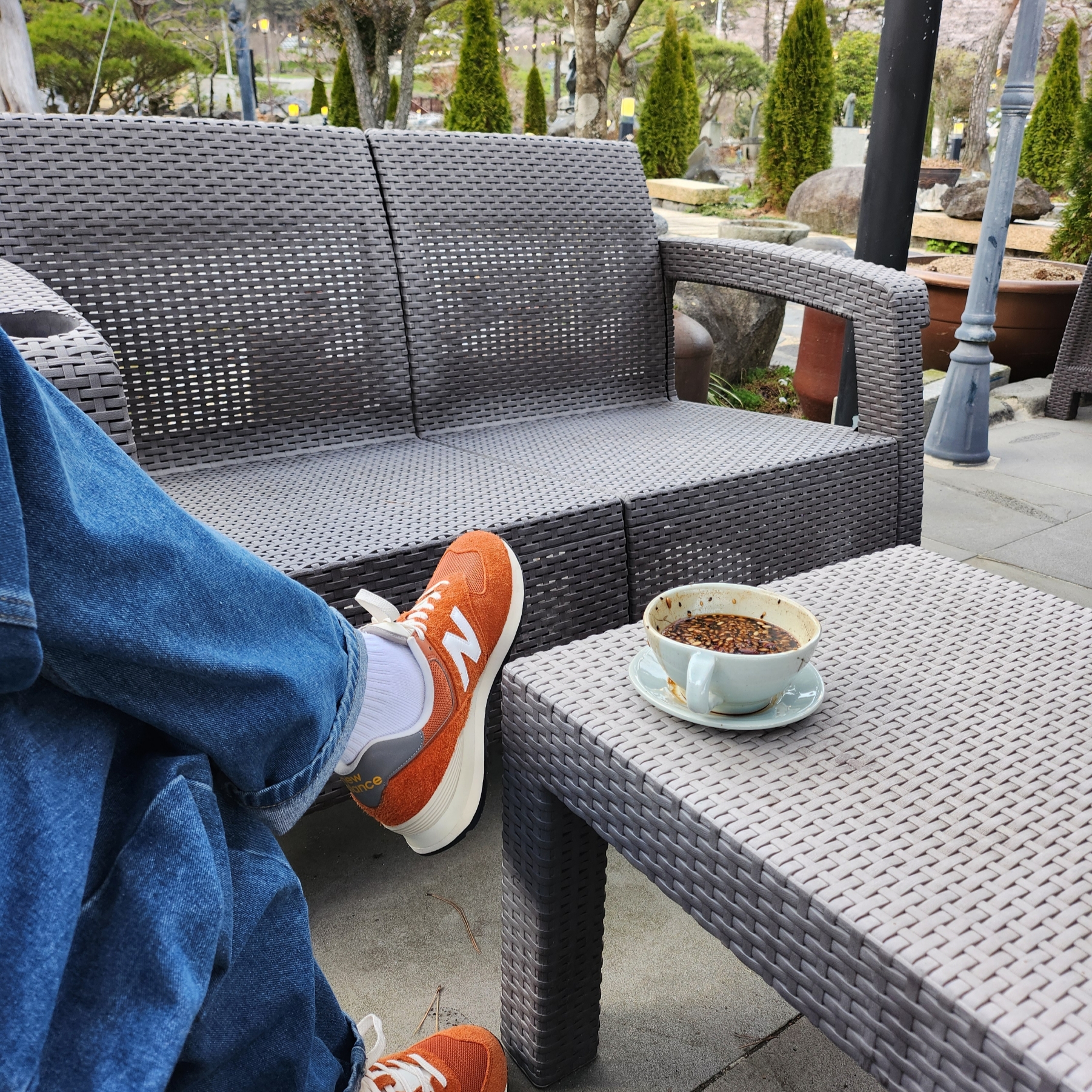 New Balance 574 Heritage Orange Burst White, Nike Futura Corduroy Bucket Black 착용 스타일 - 4