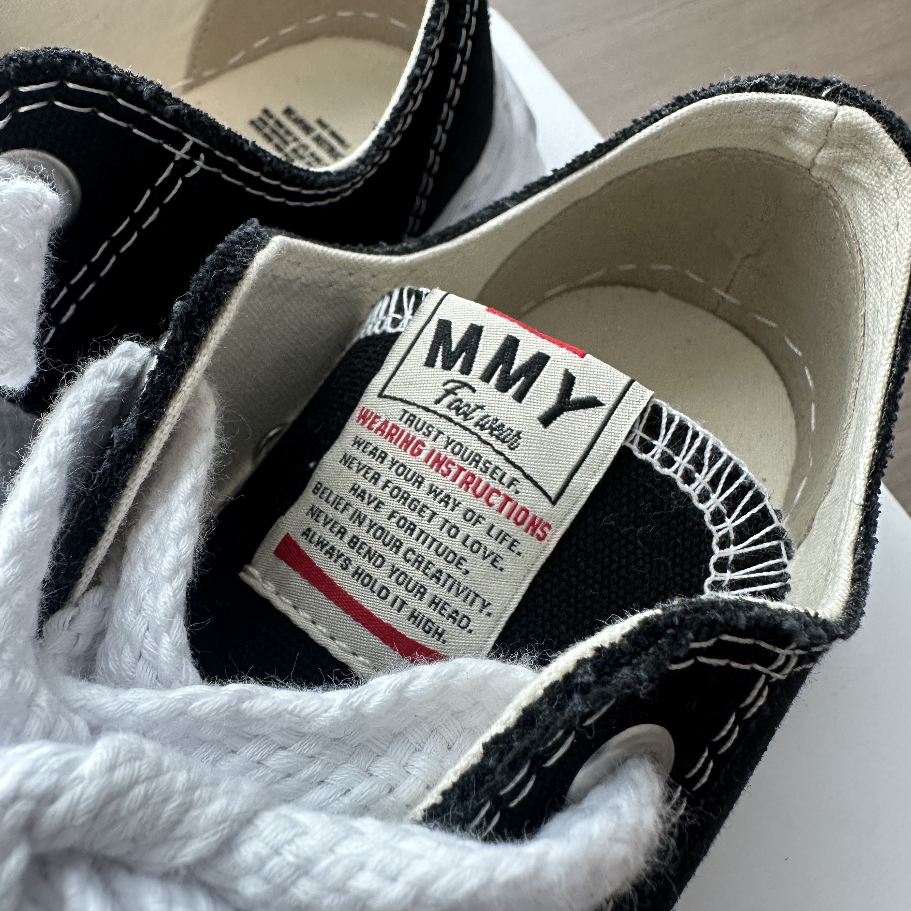 Maison Mihara Yasuhiro Hank OG Sole Canvas Low-top Sneakers Black 착용 스타일 - 3
