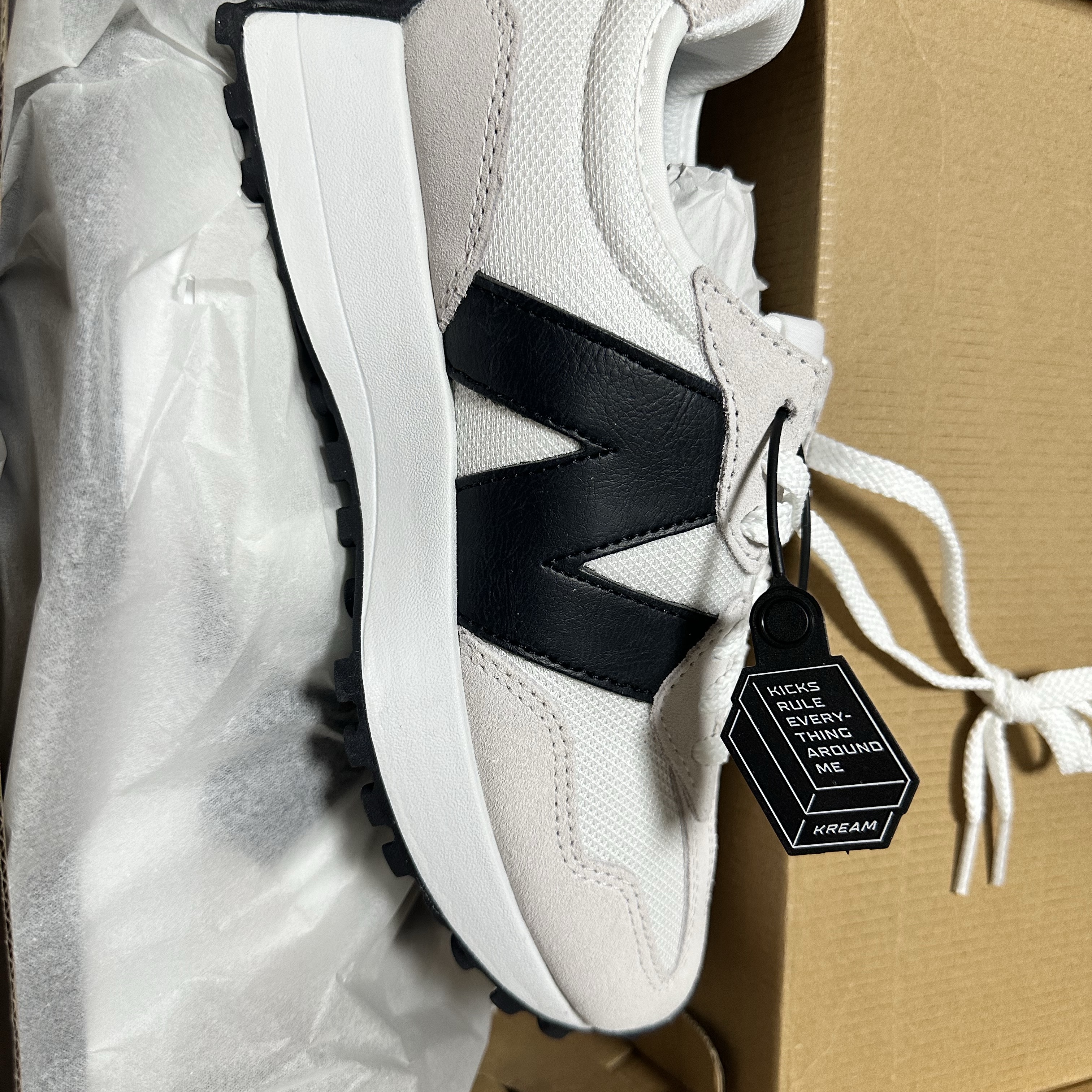 New Balance 327 White Black 착용 스타일 - 2
