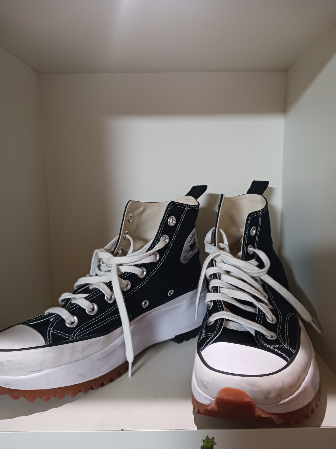 Converse Run Star Hike Hi Black White Gum 착용 스타일 - 2