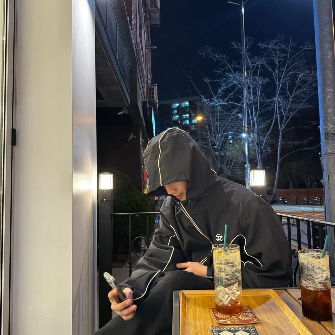 Diesel J-Hives Windbreaker with Contrast Piping Black, Prada Re-Nylon and Saffiano Leather Shoulder Bag Black 착용 스타일 - 2