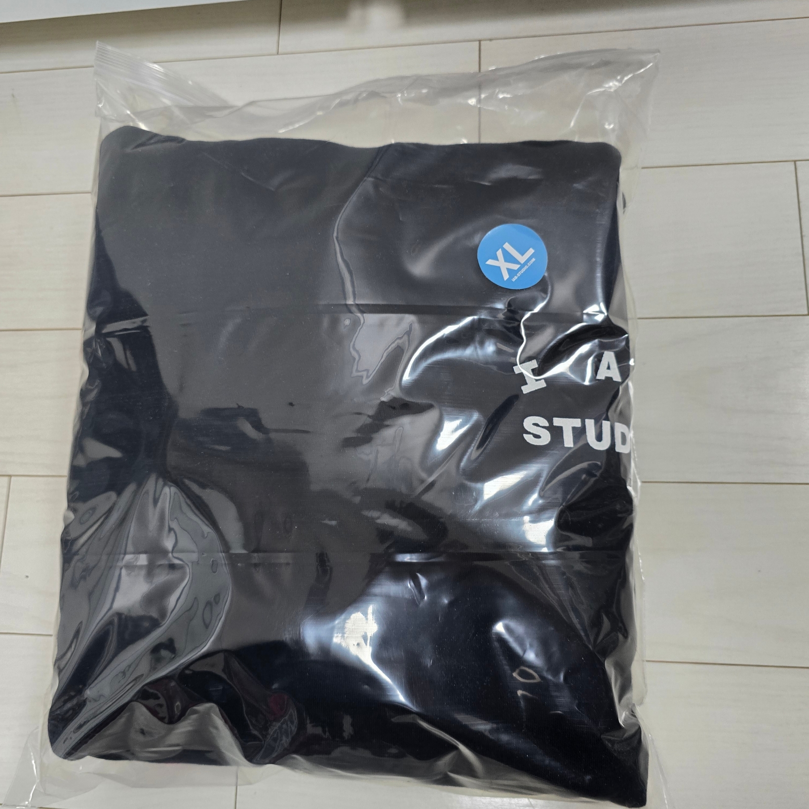 IAB Studio Hoodie Black 착용 스타일