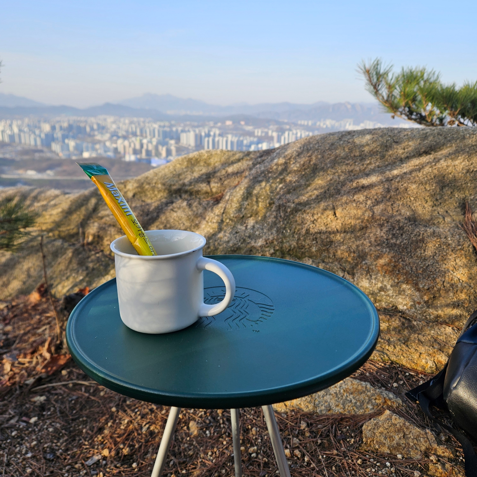 Starbucks x Helinox Side Table Green 착용 스타일