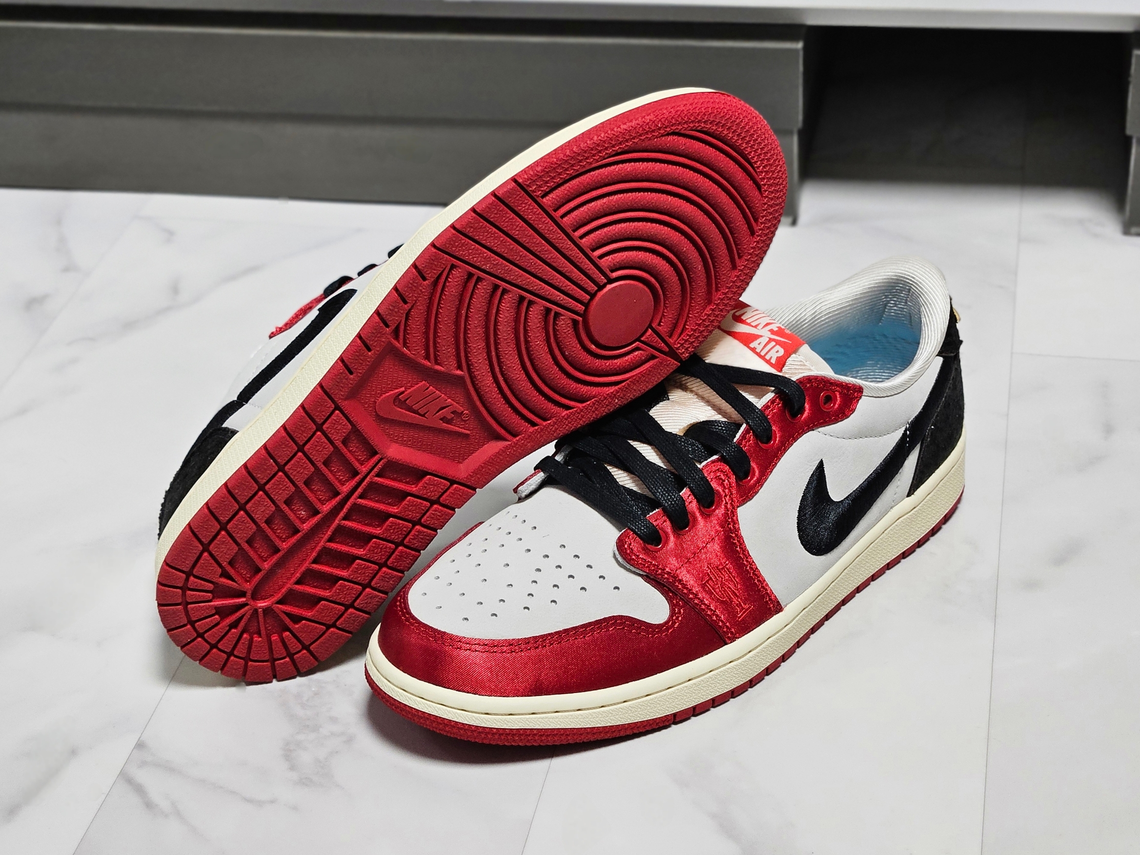 Jordan 1 x Trophy Room Retro Low OG SP Sail Varsity Red 착용 스타일 - 7