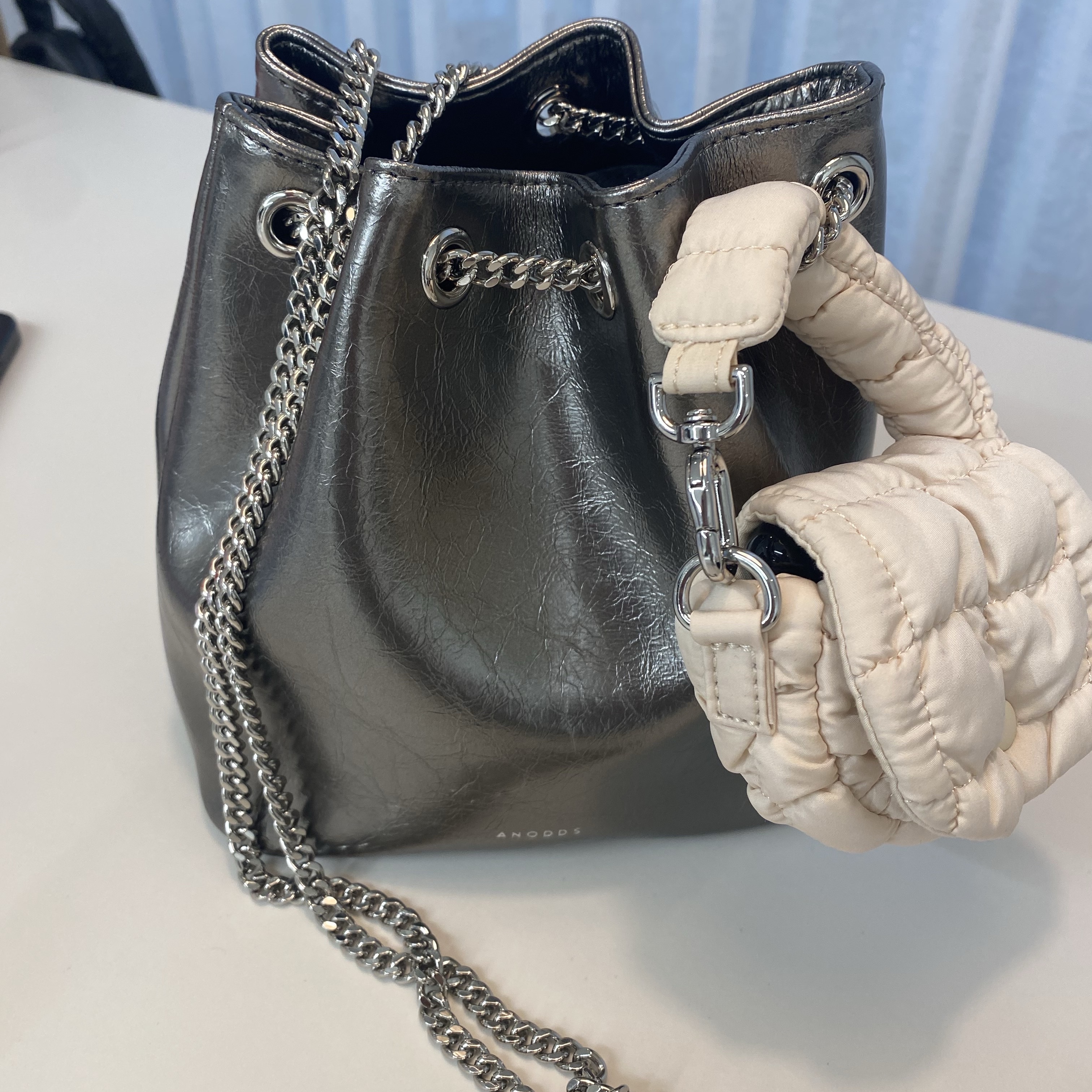 COS Quilted Nano Bag Beige 착용 스타일 - 1