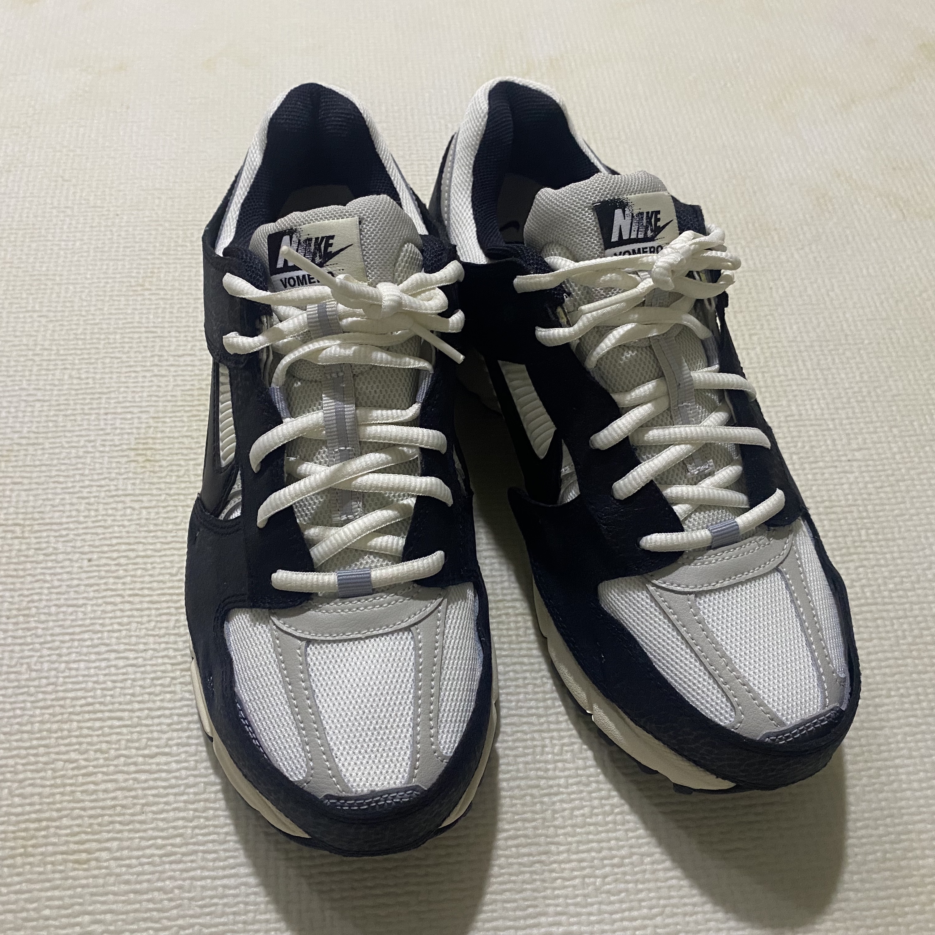 (W) Nike Zoom Vomero 5 Wolf Grey and Black 착용 스타일
