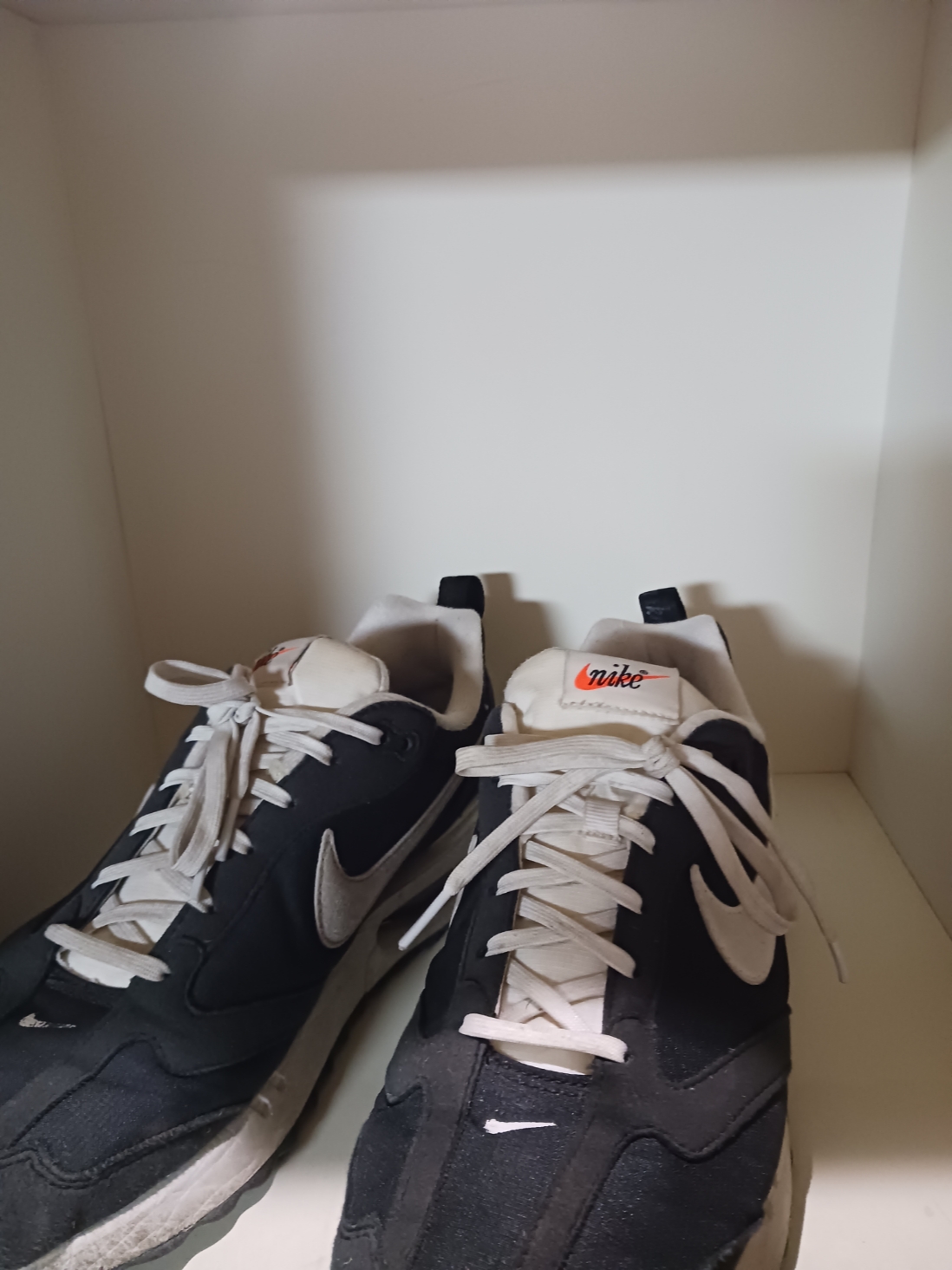 Nike Air Max Dawn Black White 착용 스타일 - 1