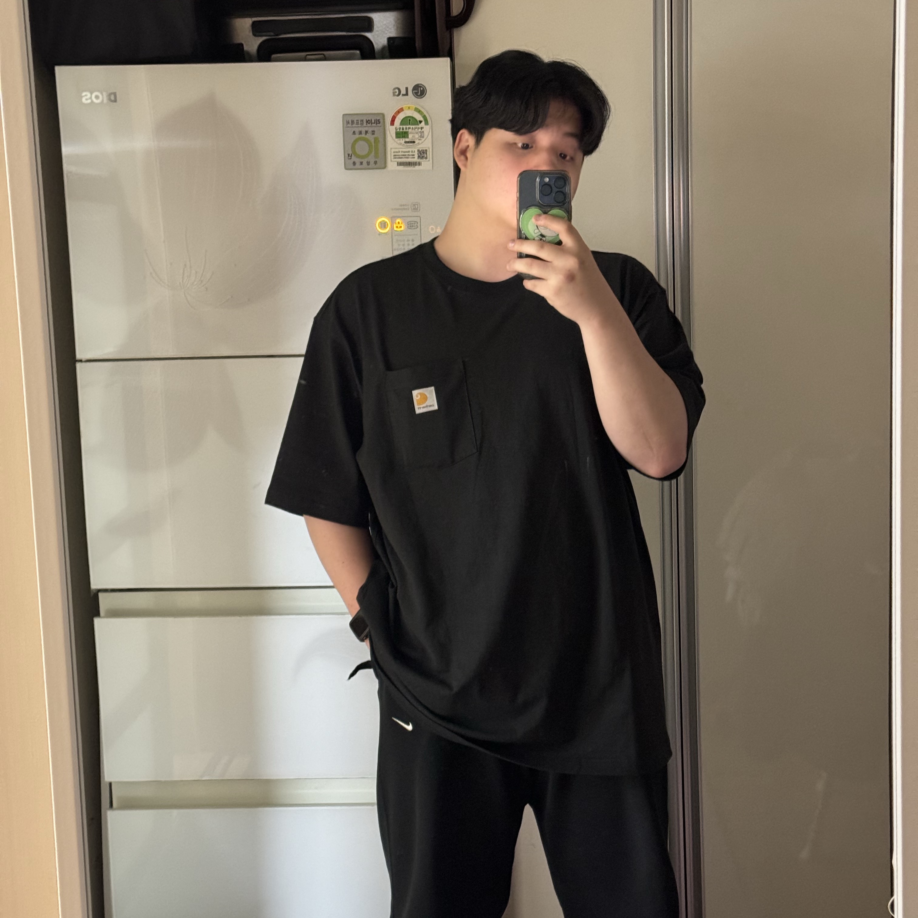Carhartt Loose Fit Heavyweight Regular Short Sleeve Pocket T-Shirt Black 착용 스타일 - 1