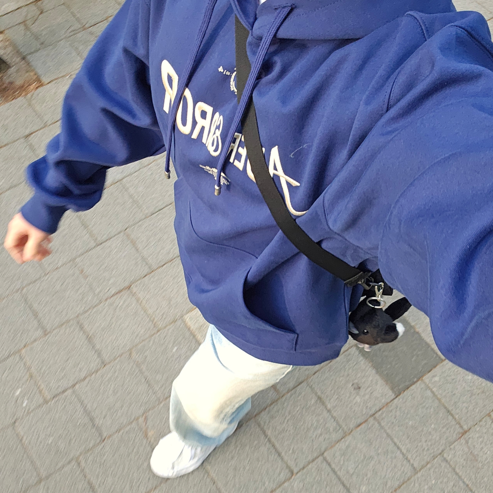 Ader Error Verif Logo Hoodie Navy, Maison Mihara Yasuhiro Blakey OG Sole Canvas Low-top Sneakers White 착용 스타일 - 3