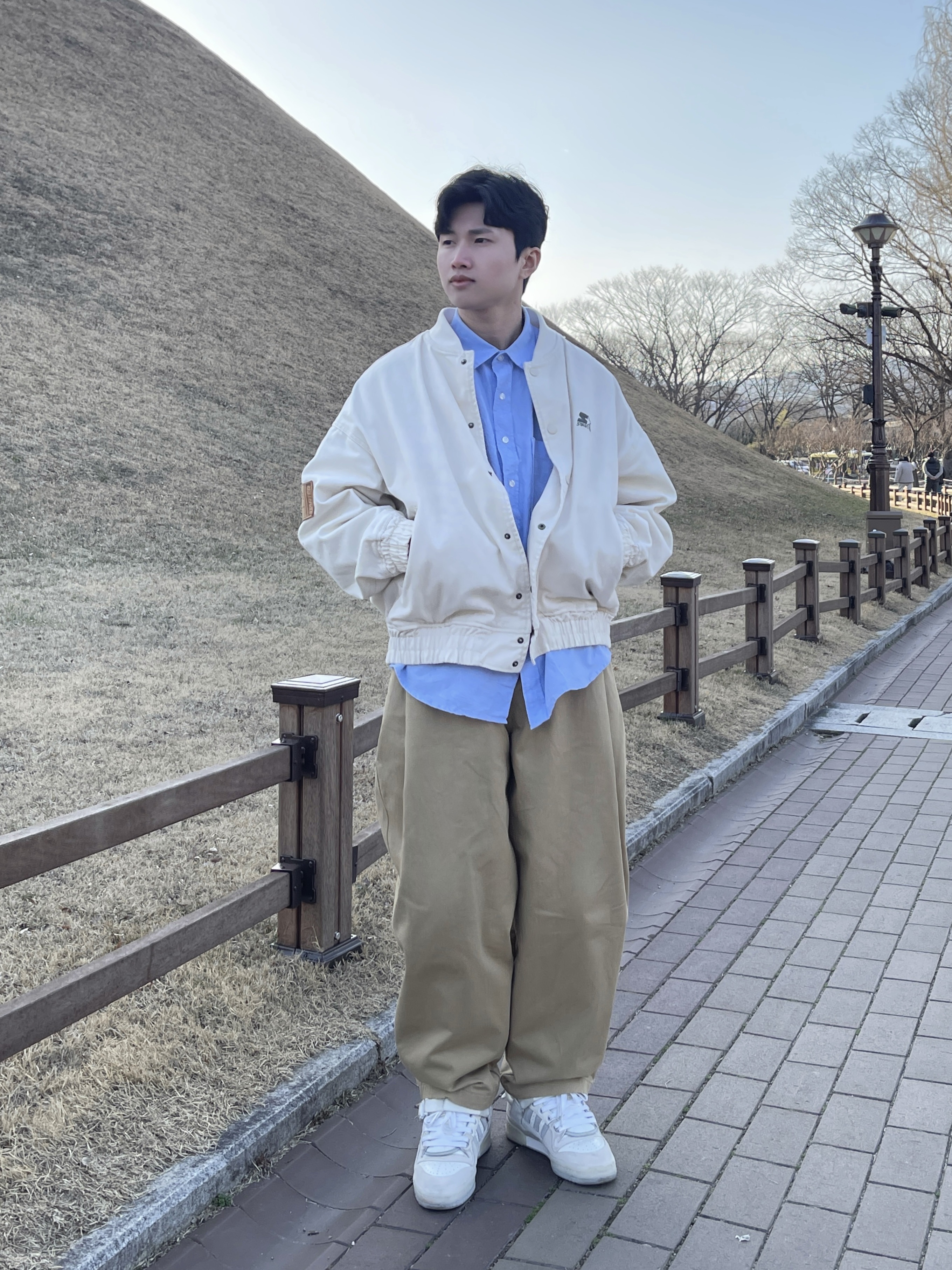 Adidas x Bad Bunny Forum Low Cloud White Clear Onix 착용 스타일 - 1