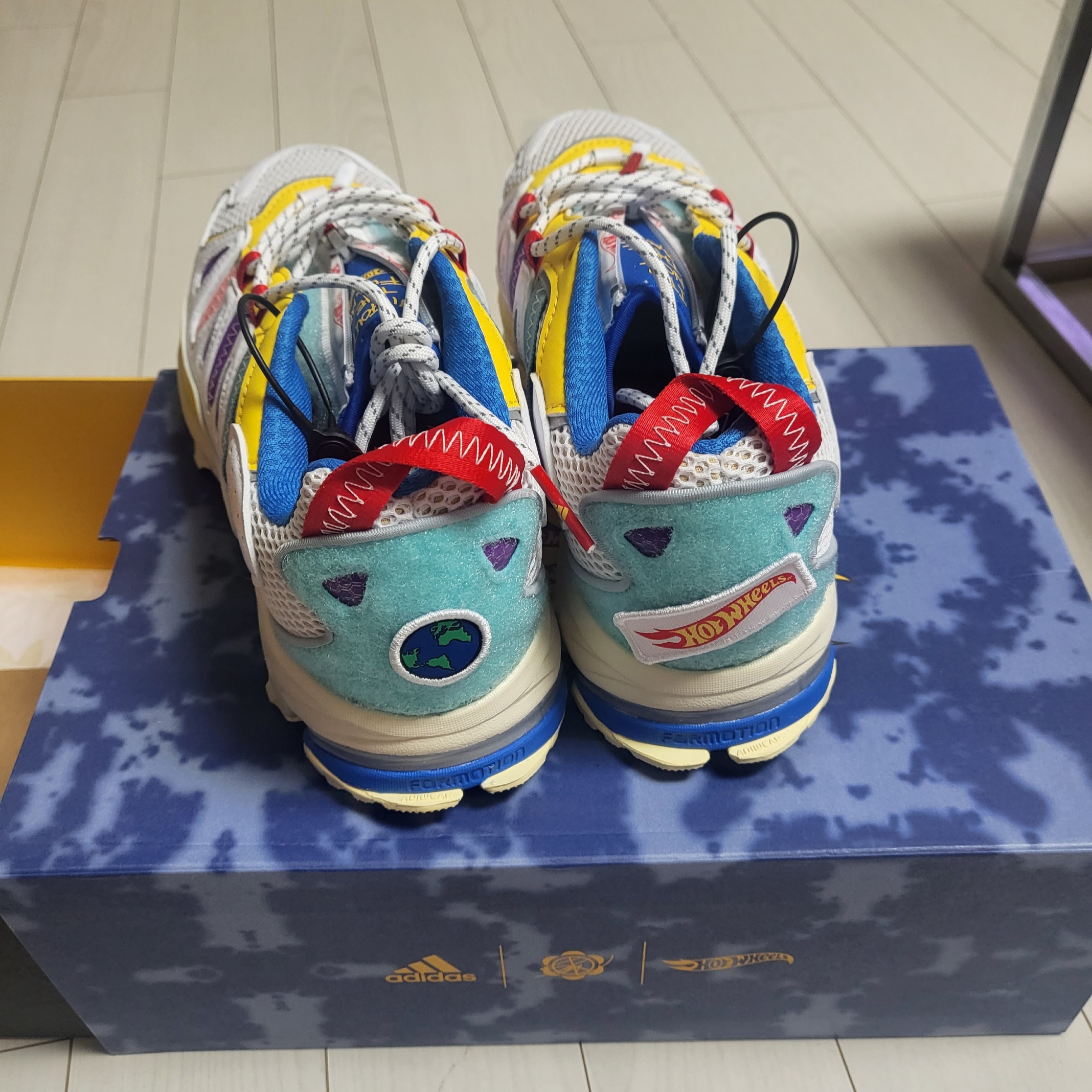 Adidas x Sean Wotherspoon x Hot Wheels Superturf Adventure White Bold Gold 착용 스타일 - 3