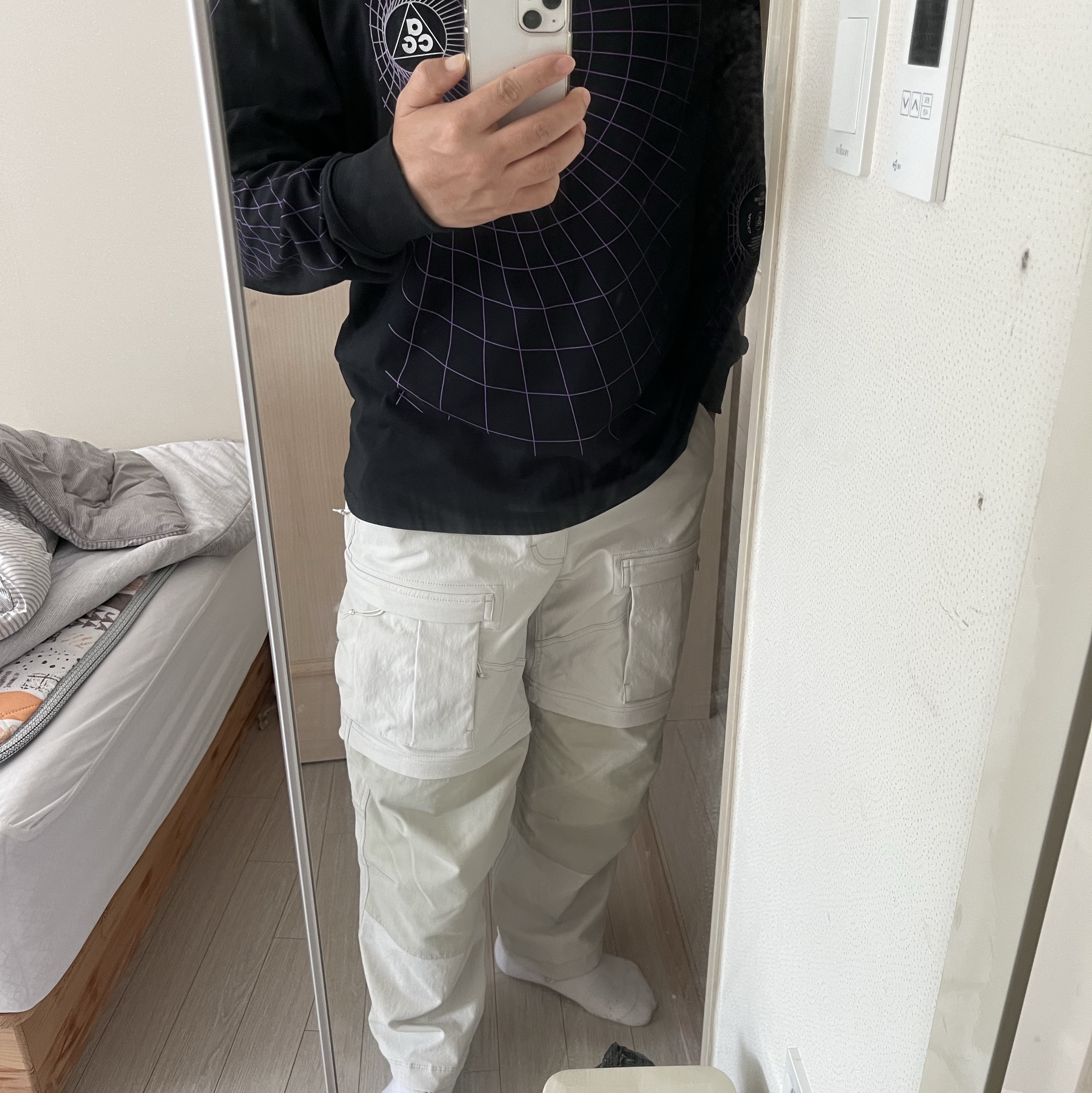 Nike ACG Smith Summit Cargo Pants Light Bone - Asia, Nike ACG Manhole Long Sleeve T-Shirt Black - Asia 착용 스타일