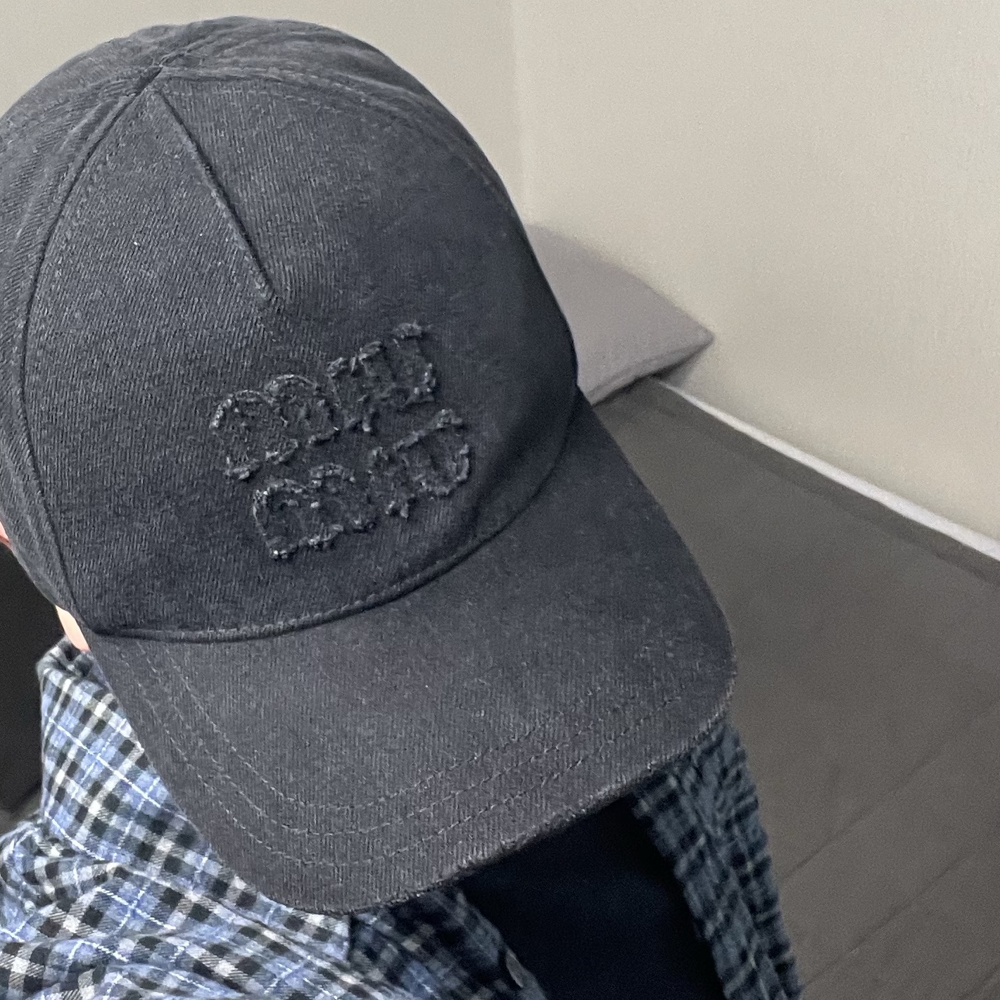New Balance x JJJJound 2002R Gore-Tex Charcoal, (W) Miu Miu Denim Baseball Cap Black 착용 스타일 - 4