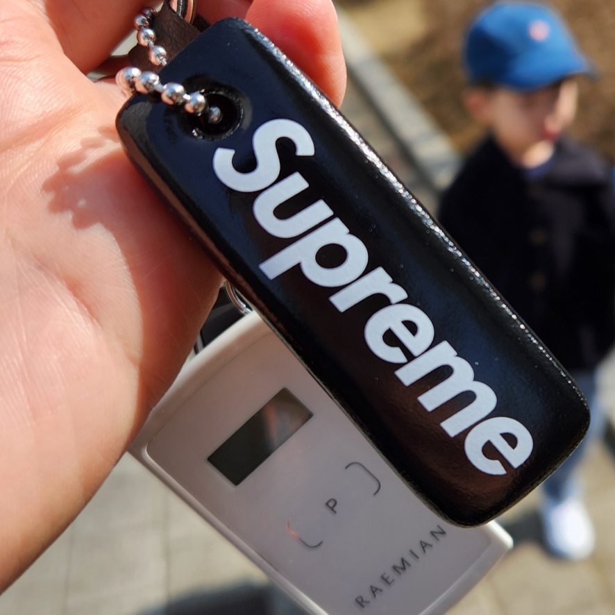 Supreme Floating Keychain Black - 23FW 착용 스타일