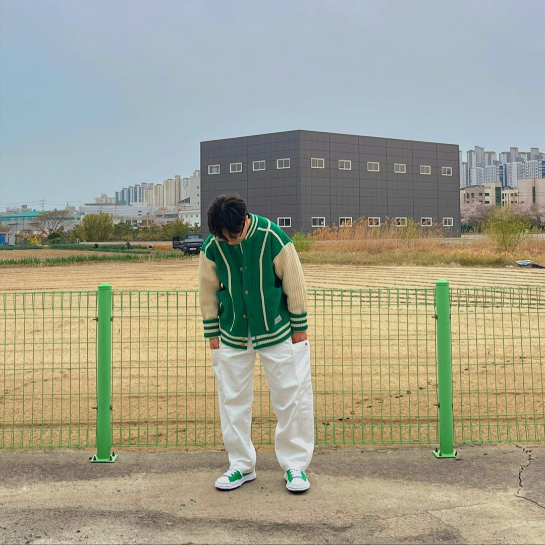 Ader Error Tomb Cardigan Green, Maison Mihara Yasuhiro Blakey OG Sole Canvas Low-top Sneakers Green 착용 스타일 - 2