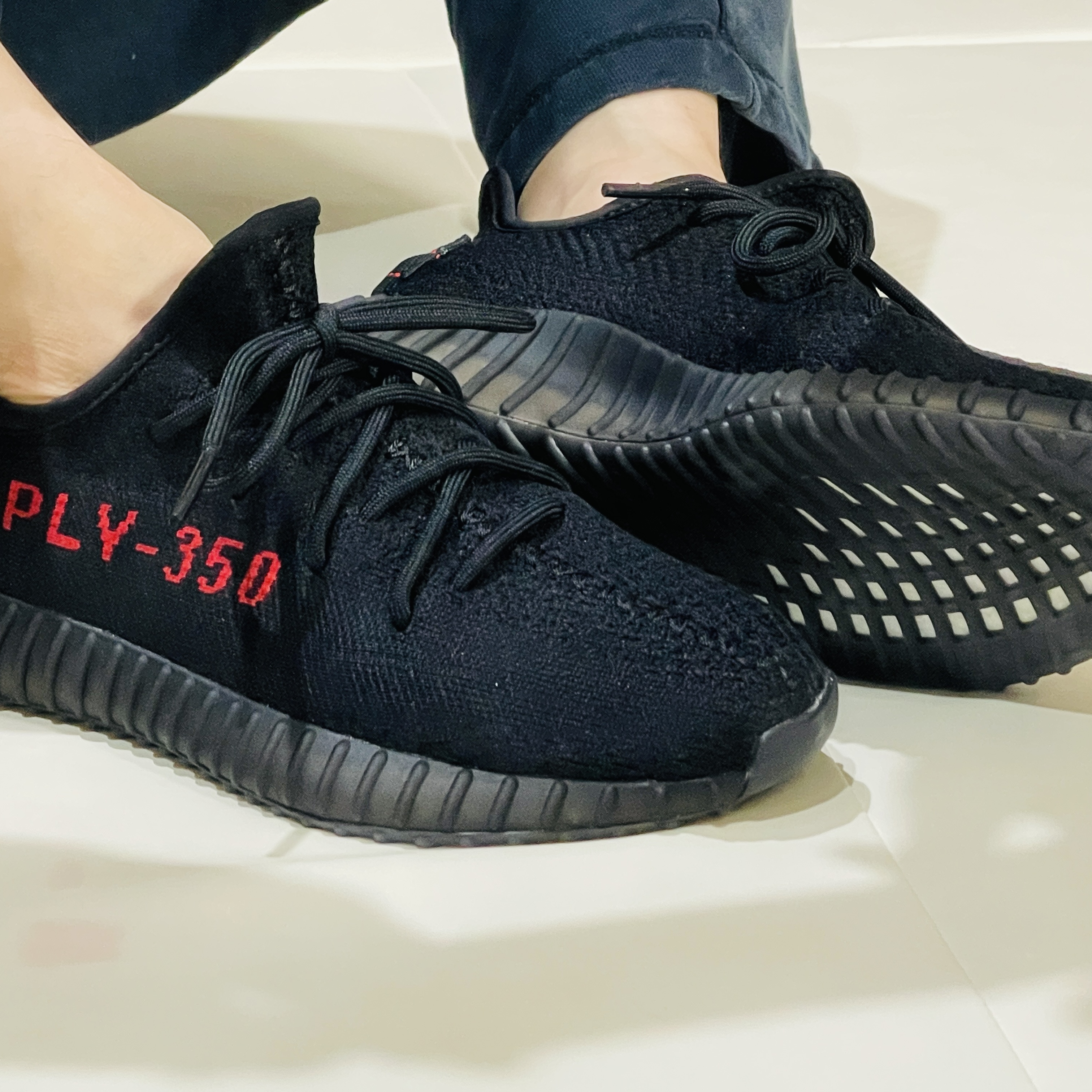 Adidas Yeezy Boost 350 V2 Black Red 2020 착용 스타일