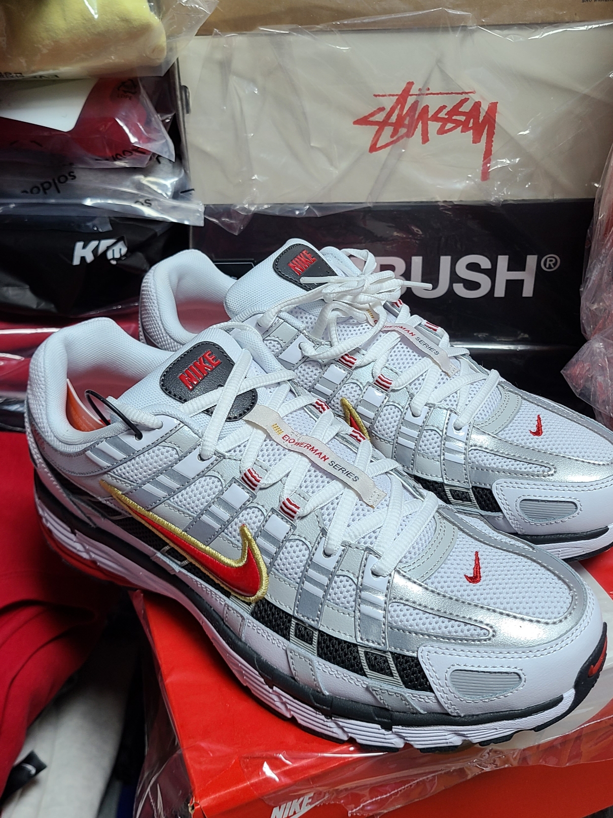 Nike P-6000 White Varsity Red 착용 스타일 - 1