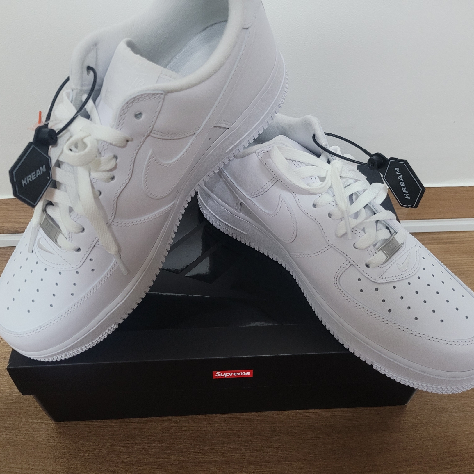 Nike x Supreme Air Force 1 Low White 착용 스타일