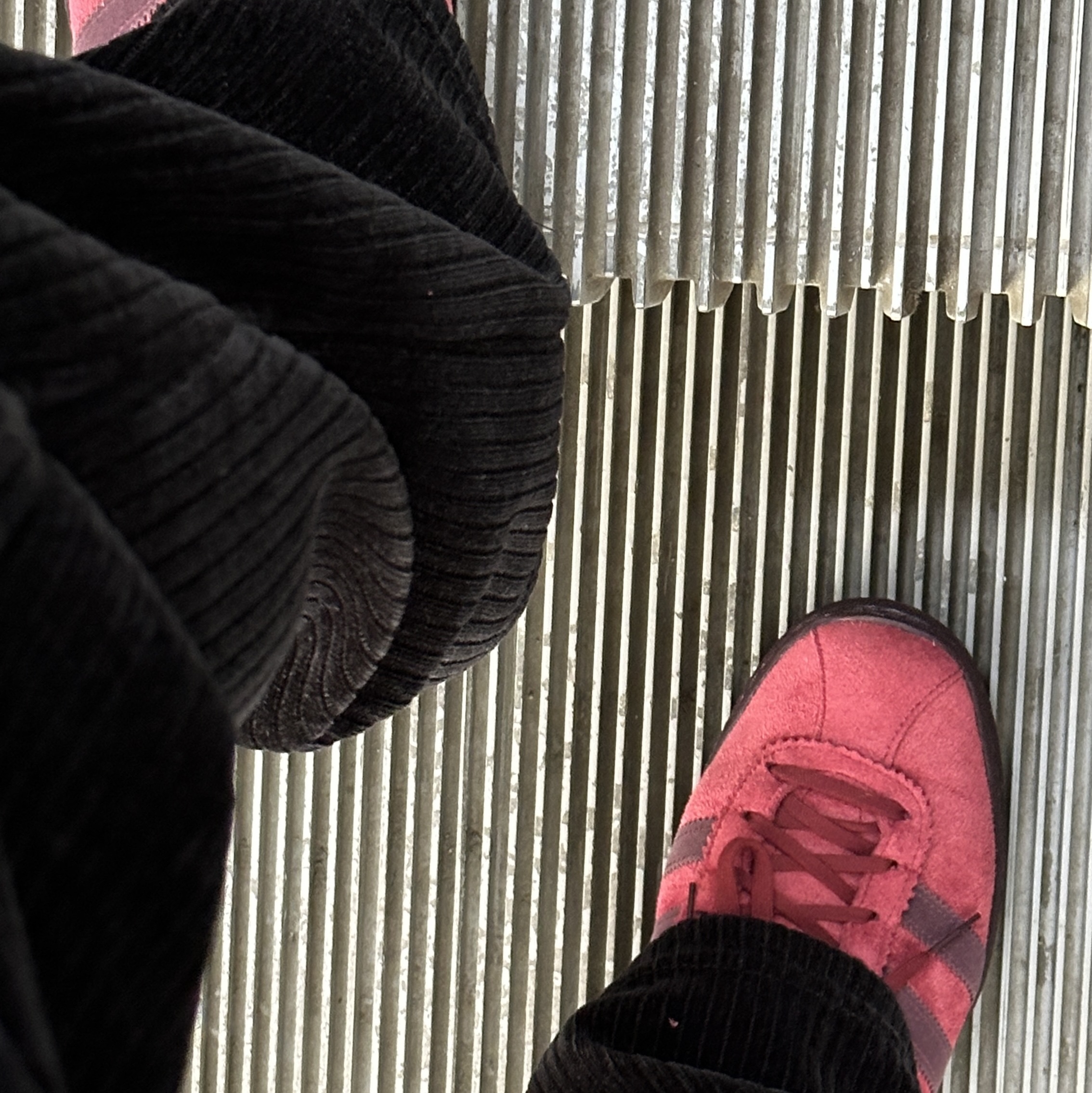 Adidas Tobacco Gruen Collegiate Burgundy 착용 스타일