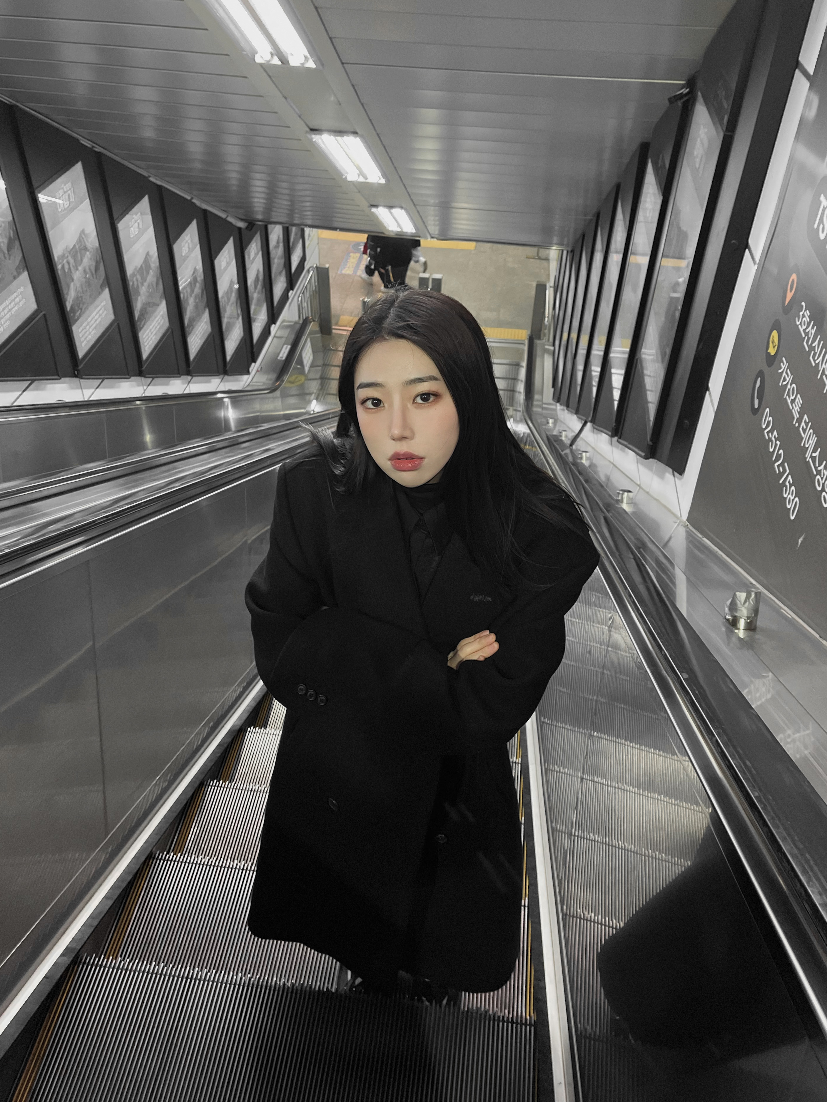 Zara x Ader Error Oversized Wool Coat Black 착용 스타일