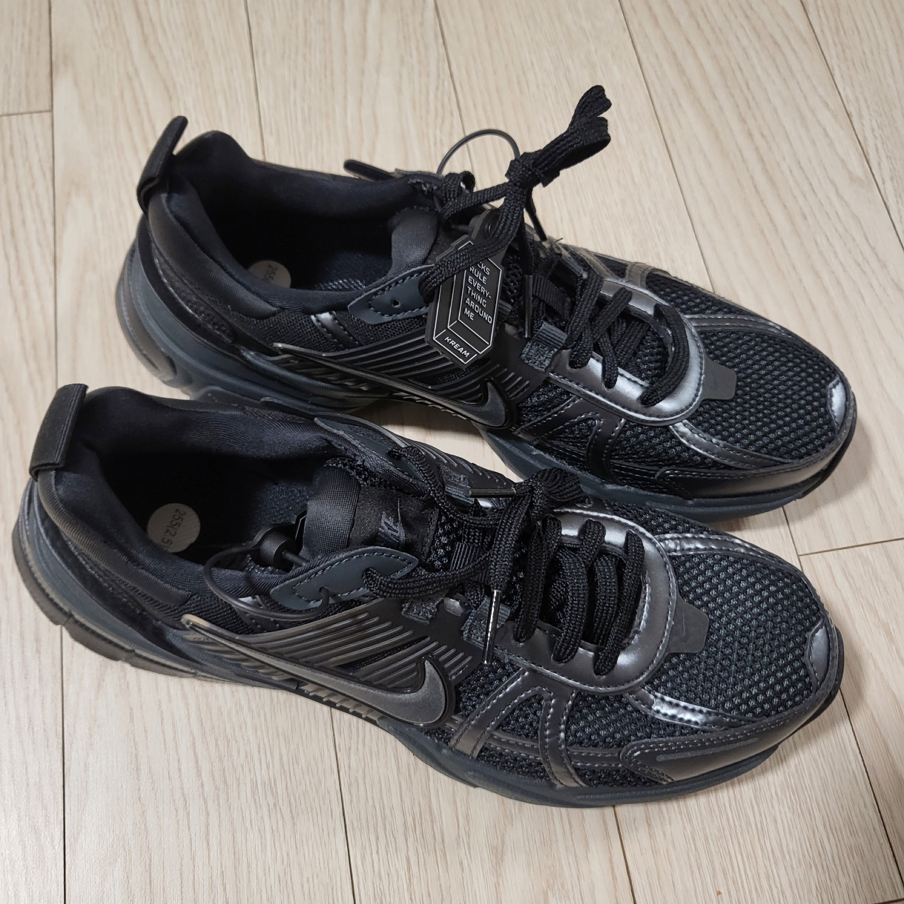Nike V2K Run Black Anthracite 착용 스타일 - 2