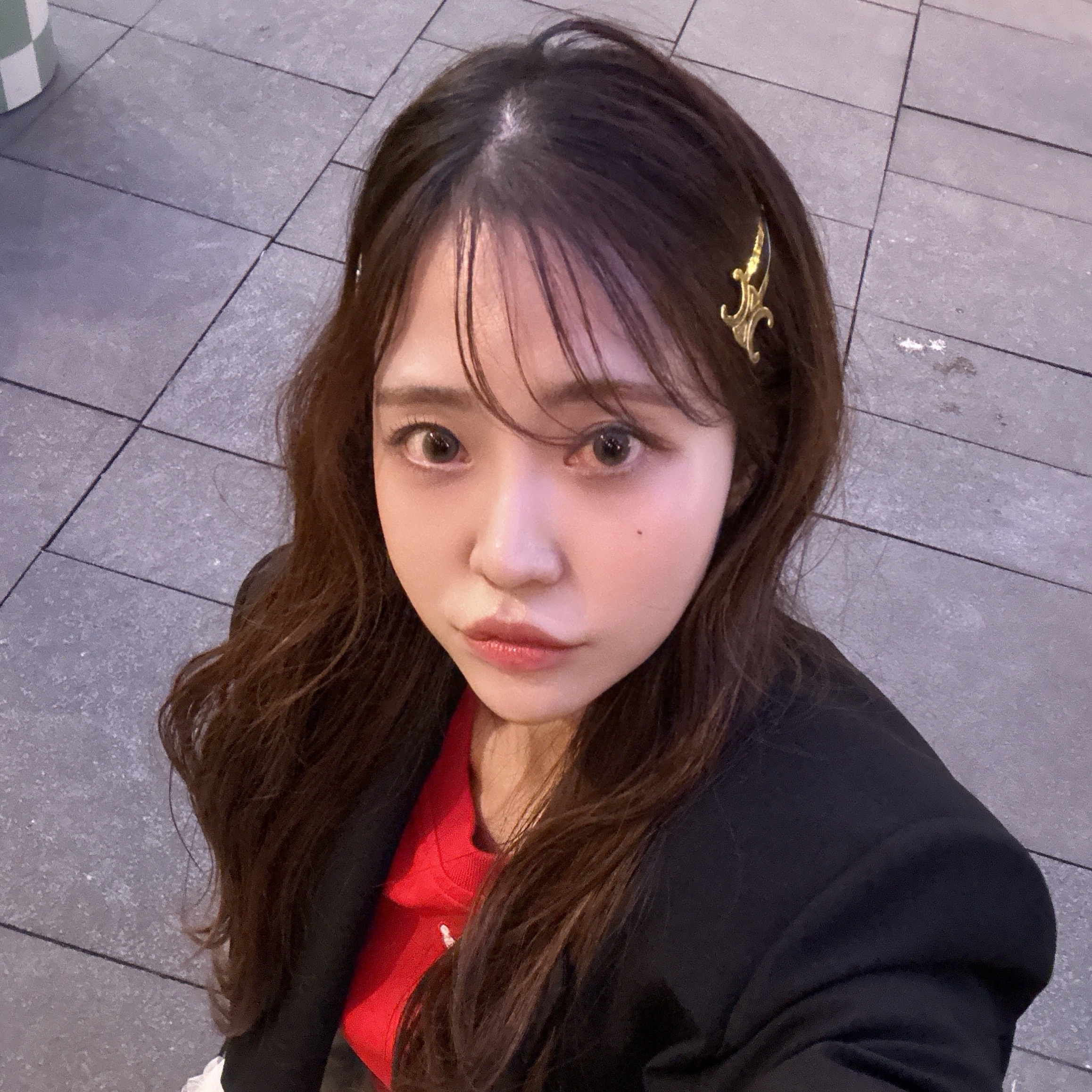 (W) Celine Hair Accessories Triomphe Snap Hair Clips in Brass with Gold Finish & Steel Gold - Set of 2, Balenciaga Le Cagole Mini Bag with Chain BB Monogram Bleached Denim Blue 착용 스타일 - 5