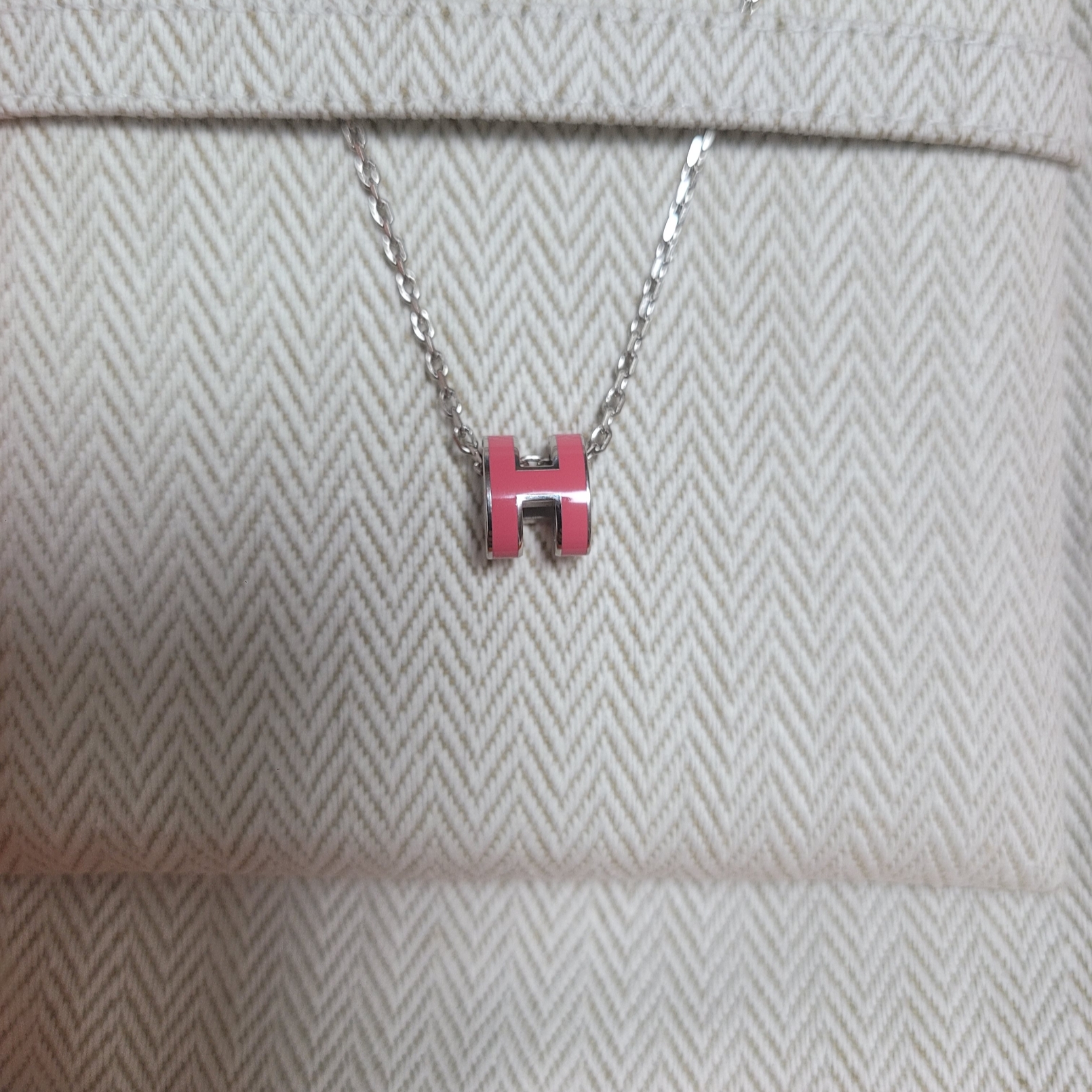 (W) Hermes Mini Pop H Pendant Palladium & Rose Extreme 착용 스타일