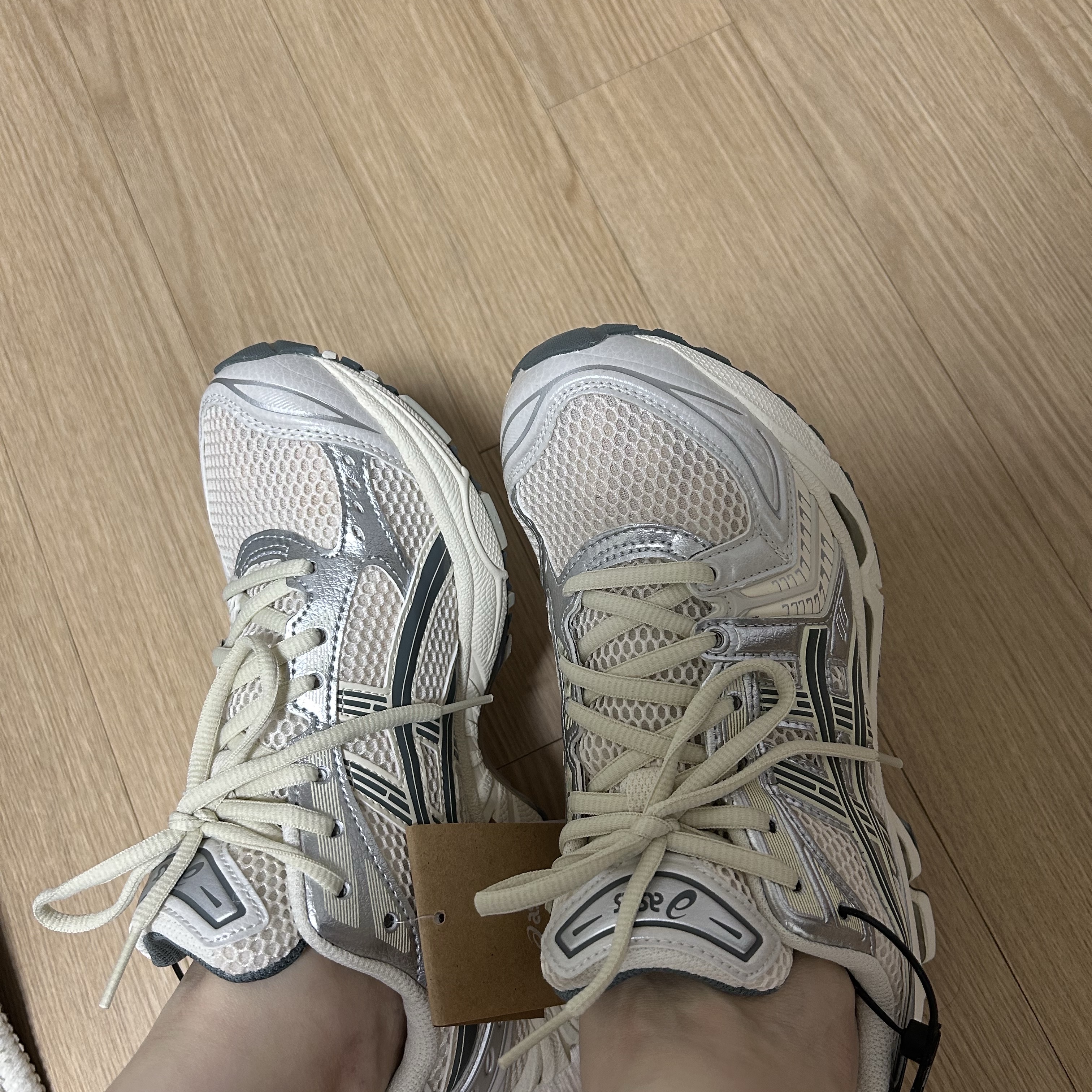 Asics Gel-Kayano 14 Birch Dark Pewter 착용 스타일