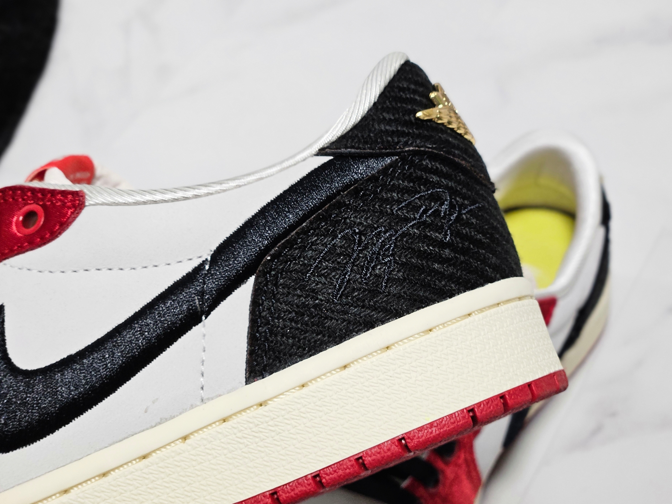 Jordan 1 x Trophy Room Retro Low OG SP Sail Varsity Red 착용 스타일 - 4