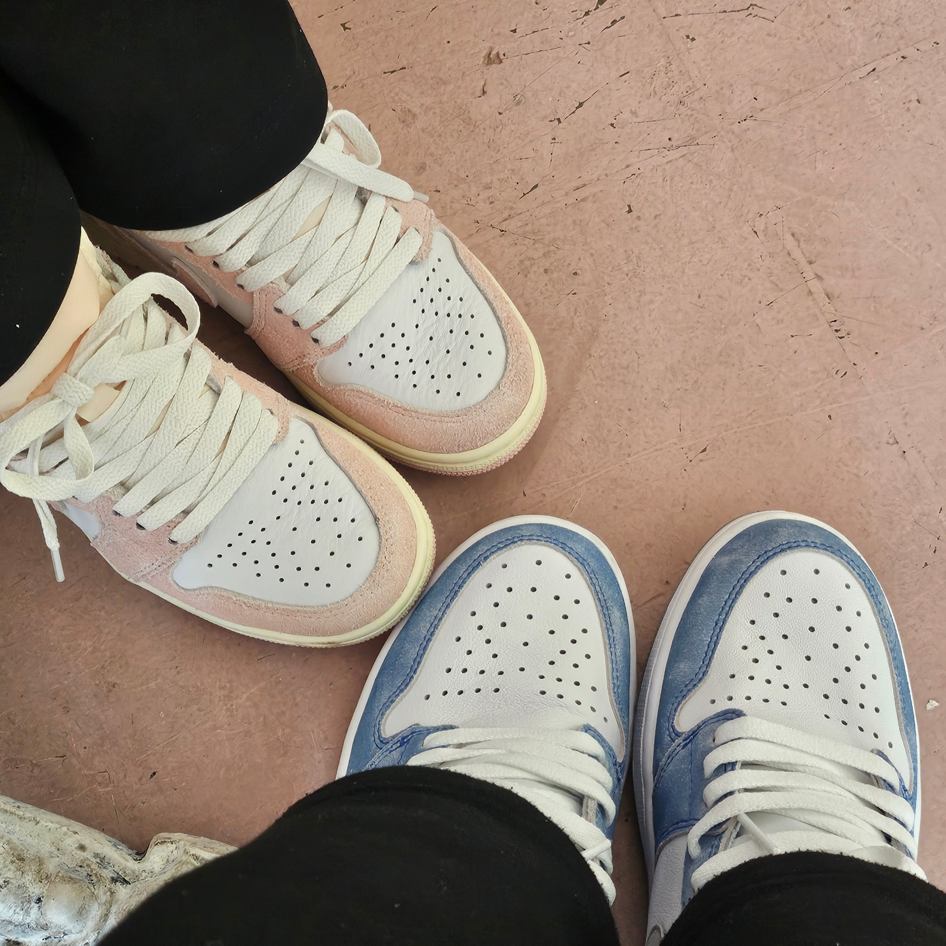 Jordan 1 Retro High OG Hyper Royal, (W) Jordan 1 Retro High OG Coconut Milk and Sail 착용 스타일