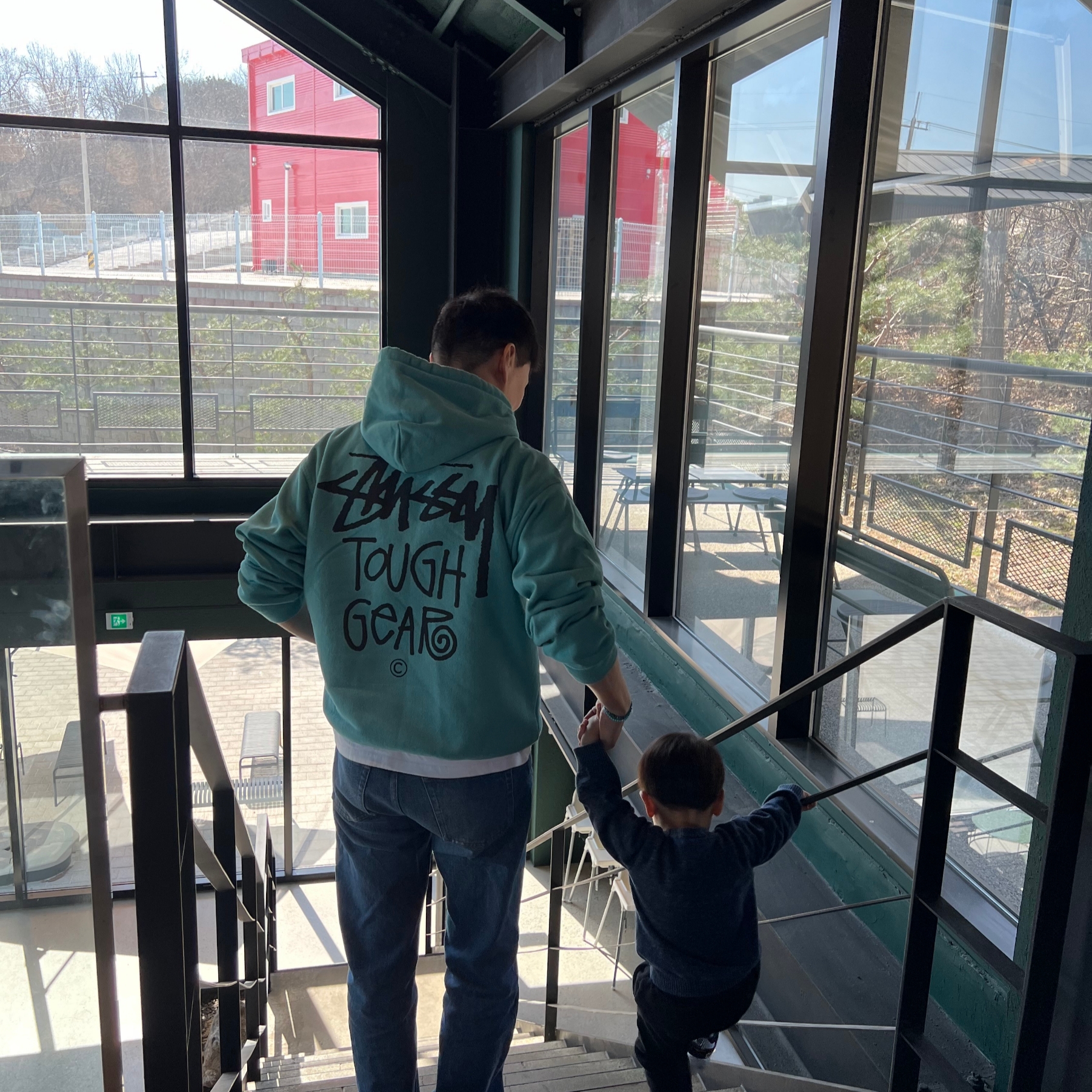 Stussy Tough Gear Hoodie Ocean 착용 스타일 - 2