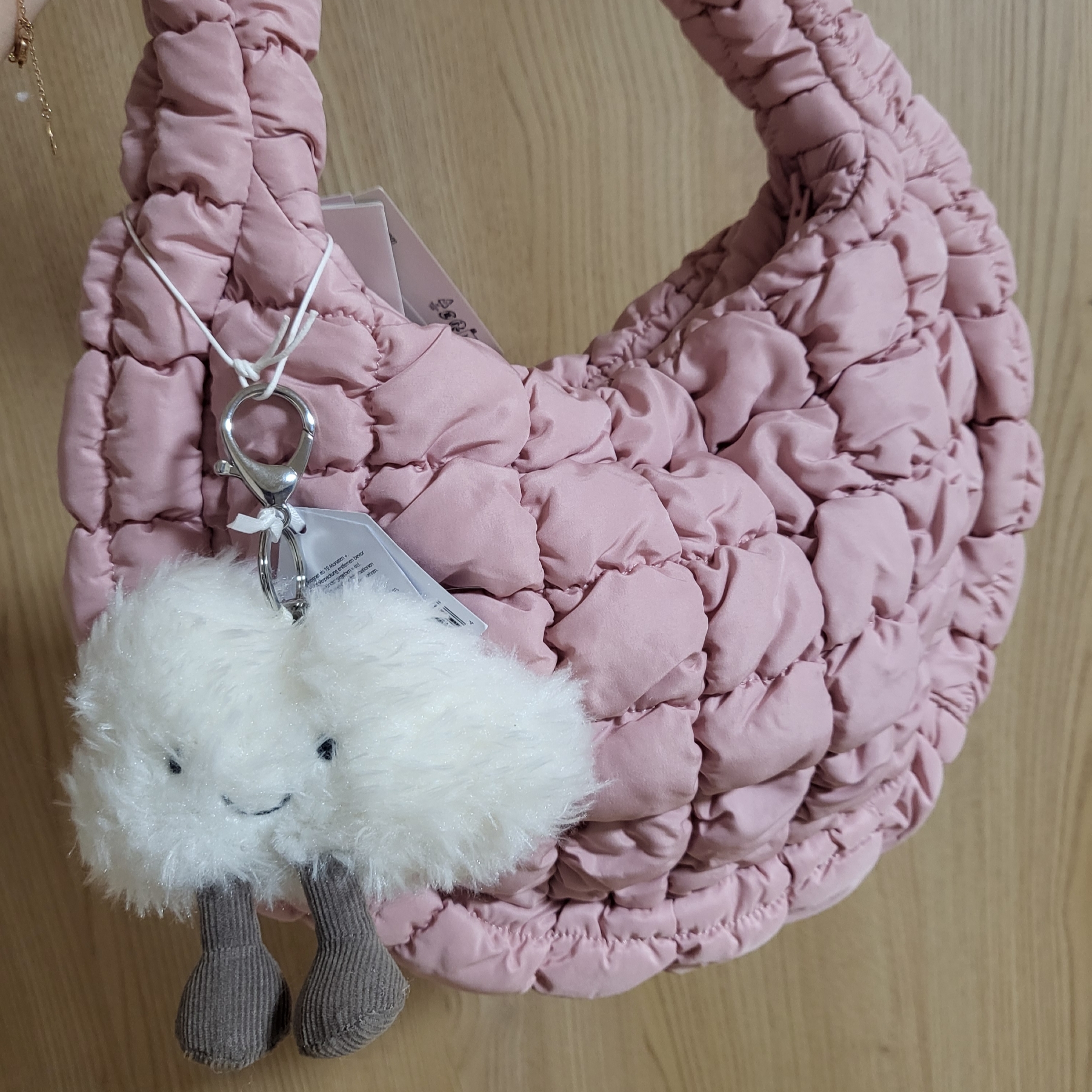 COS Quilted Mini Bag Pink, Jellycat Amuseable Cloud Bag Charm White 착용 스타일