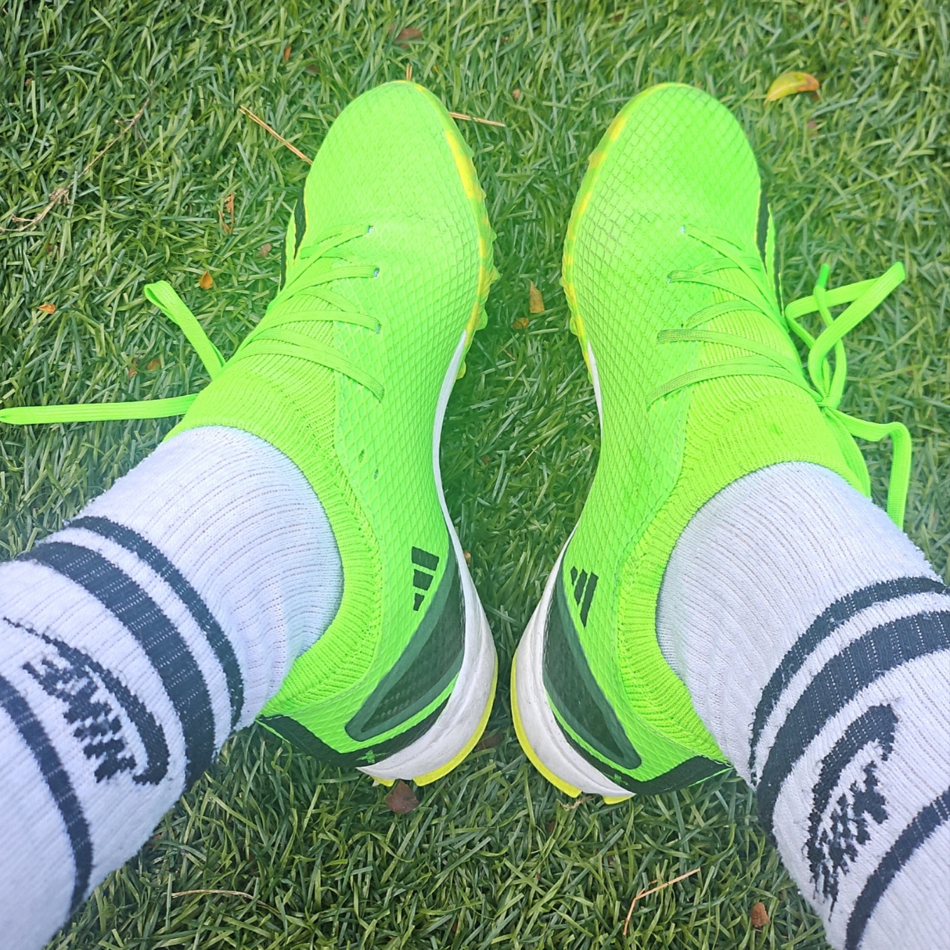 Adidas X Speedportal.1 TF Solar Green Core Black, Nike Everyday Essential Crew Socks White (3 Pack/Korean Ver.) 착용 스타일 - 1
