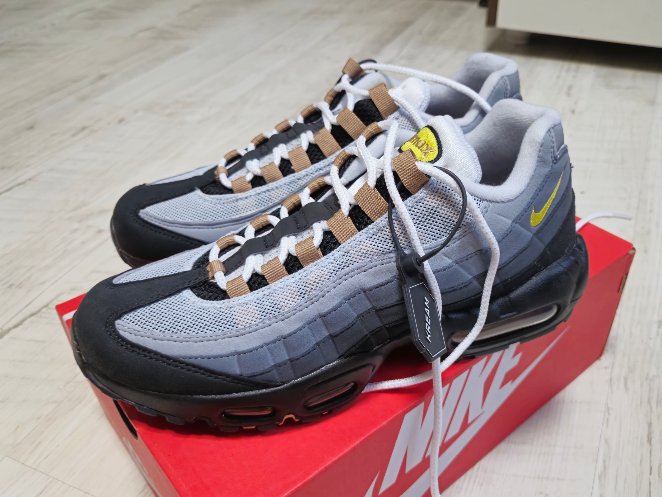Nike Air Max 95 Wolf Grey Yellow Strike 착용 스타일 - 2
