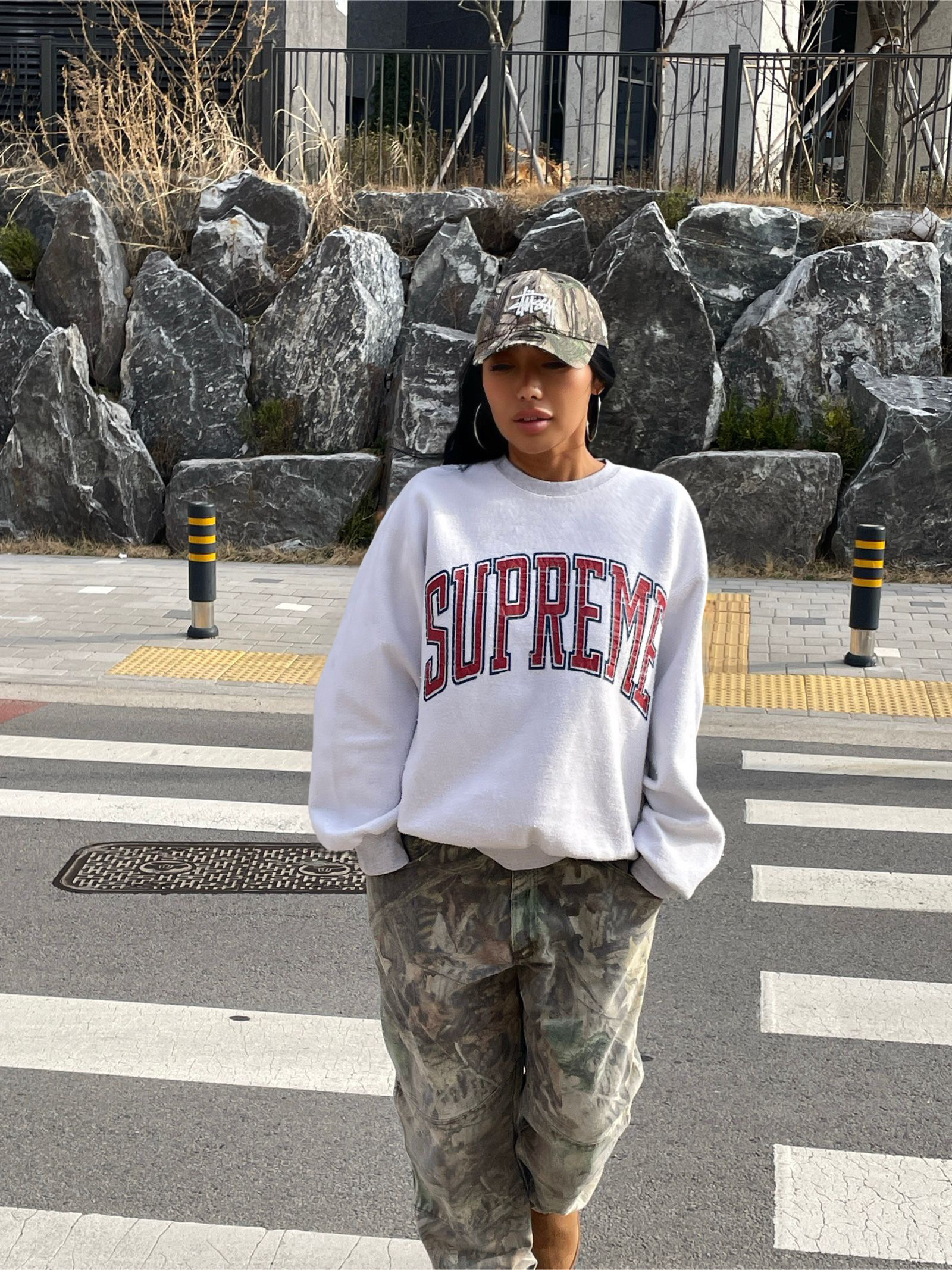 Supreme Inside Out Crewneck Ash Grey - 23FW, (W) UGG Classic Ultra Mini Platform Boots Chestnut 착용 스타일 - 1