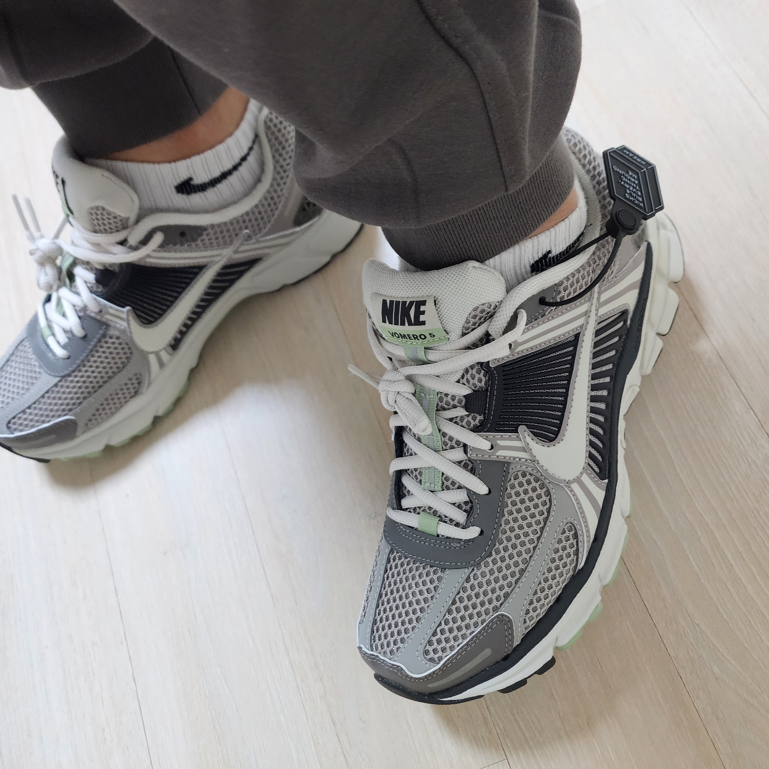 (W) Nike Zoom Vomero 5 Cobblestone and Flat Pewter 착용 스타일