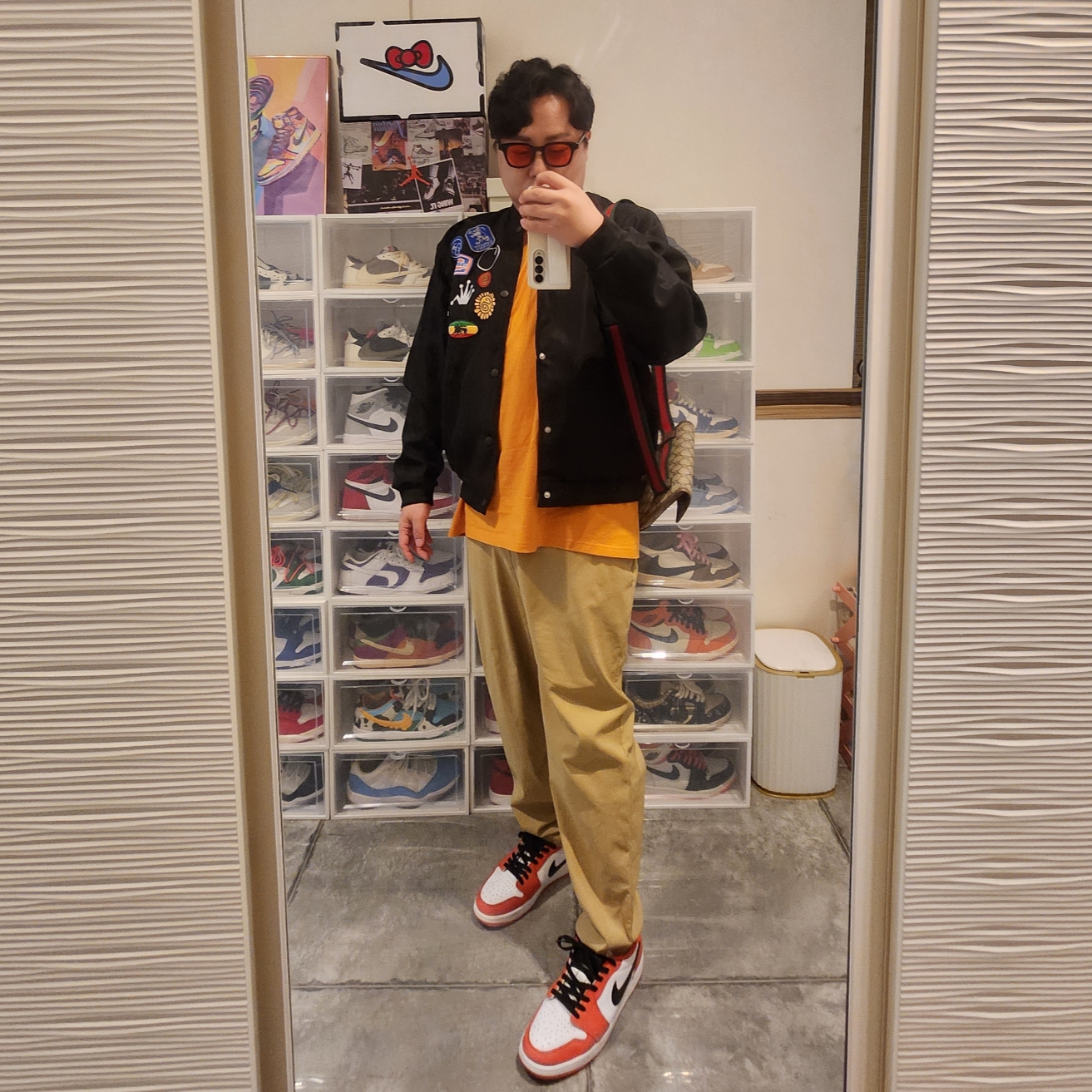 Stussy Souvenir Stadium Bomber Black, Jordan 1 Low OG Starfish 착용 스타일