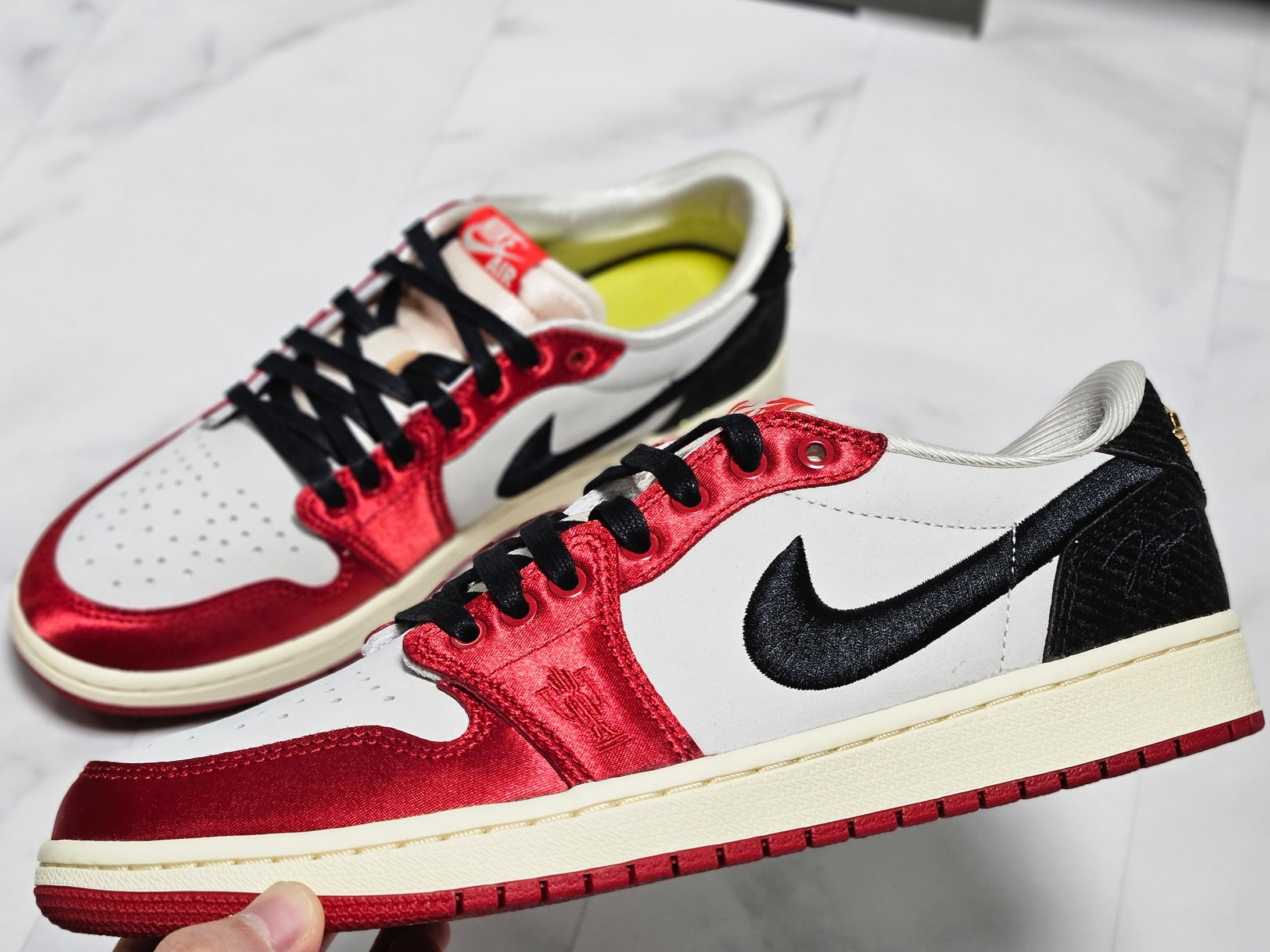 Jordan 1 x Trophy Room Retro Low OG SP Sail Varsity Red 착용 스타일 - 6