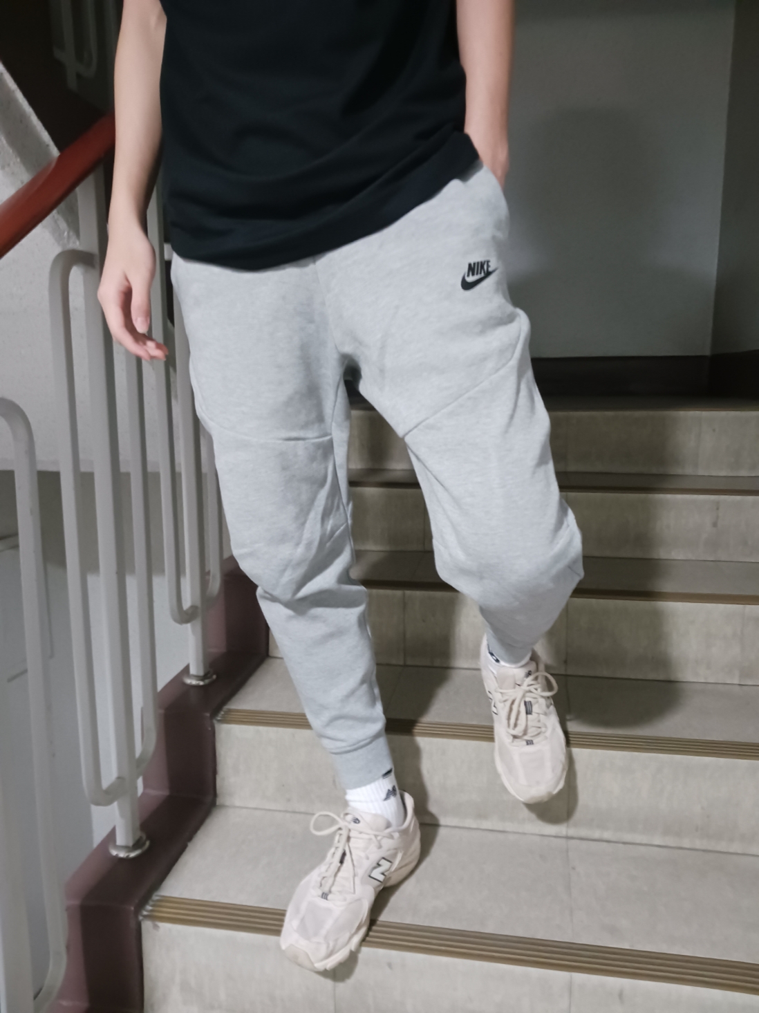 New Balance 530 Ivory, Nike NSW Tech Fleece Jogger Dark Grey Heather - Asia 착용 스타일 - 1