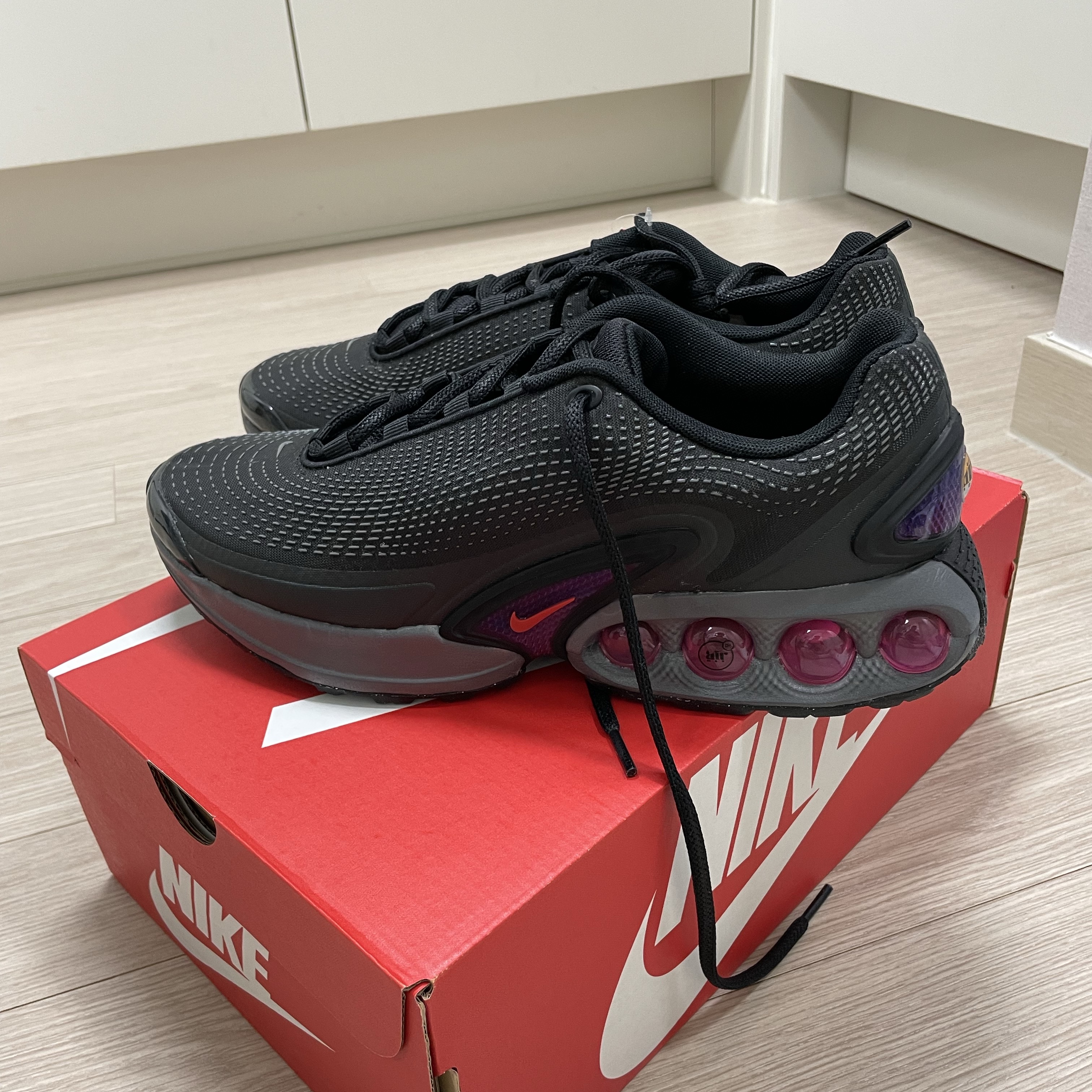 Nike Air Max Dn Black Light Crimson 착용 스타일 - 4