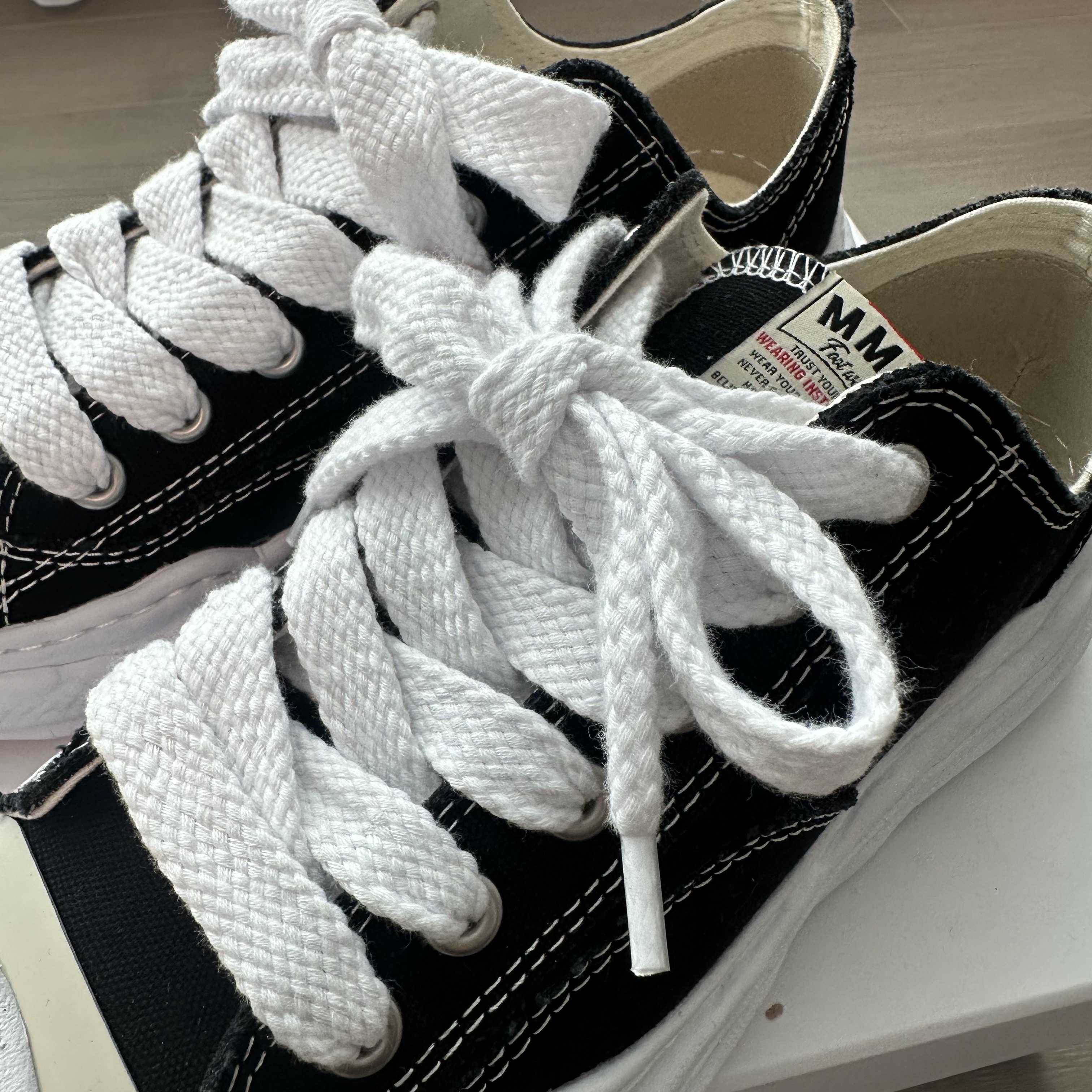 Maison Mihara Yasuhiro Hank OG Sole Canvas Low-top Sneakers Black 착용 스타일 - 2