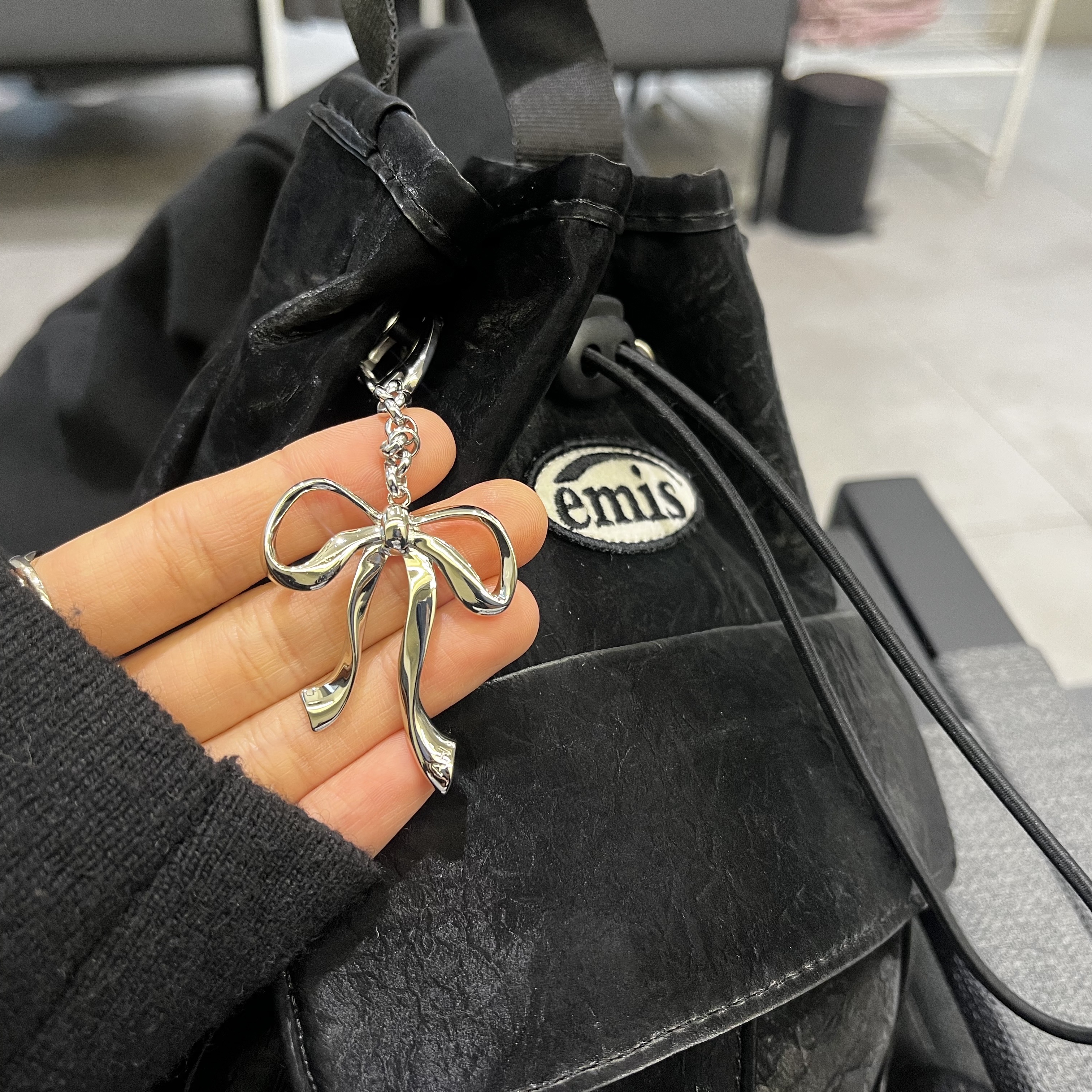 Emis Mini Wappen Pocket Backpack Black 착용 스타일 - 2