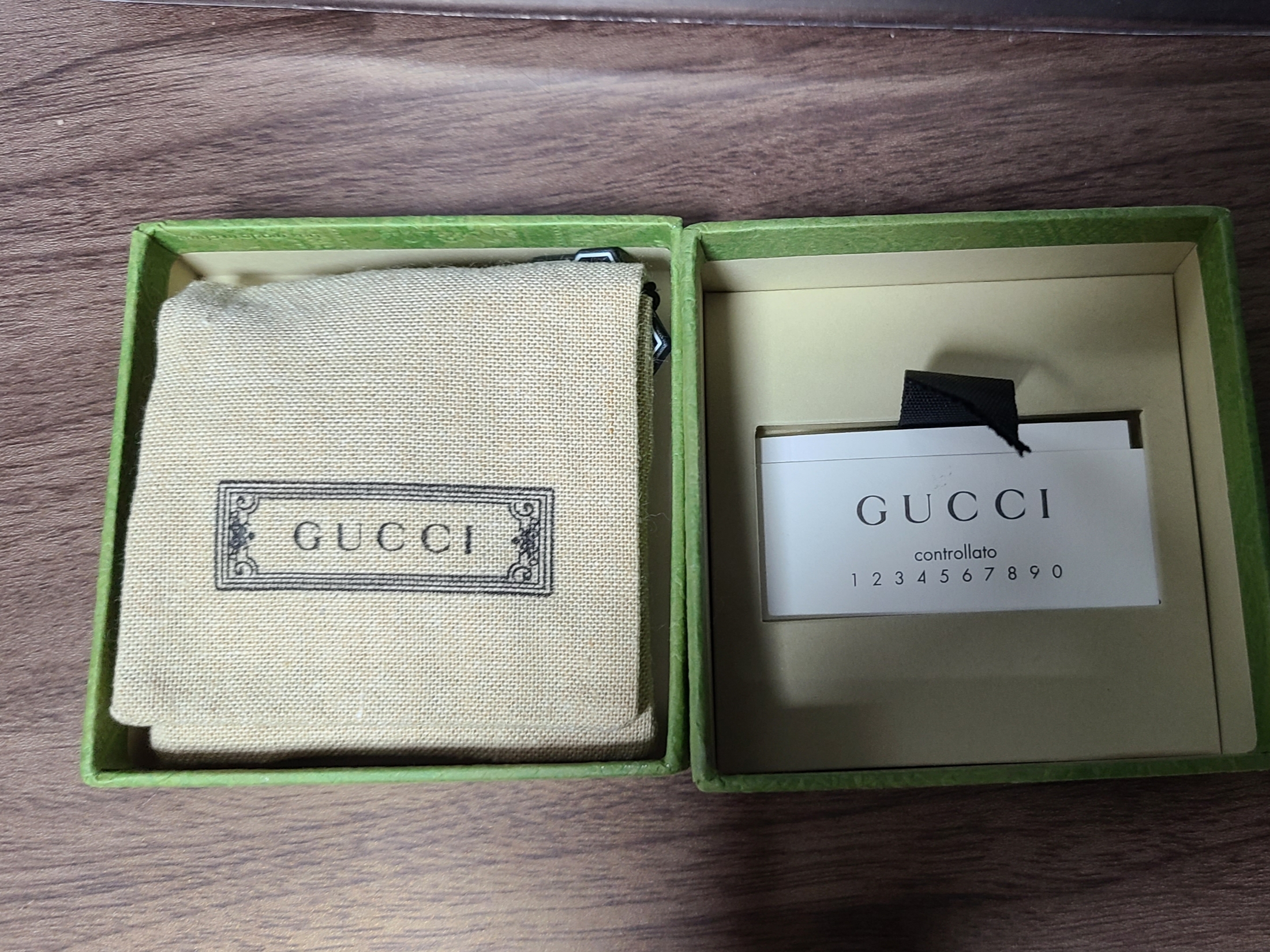 Gucci Interlocking G Ring Silver 착용 스타일 - 4